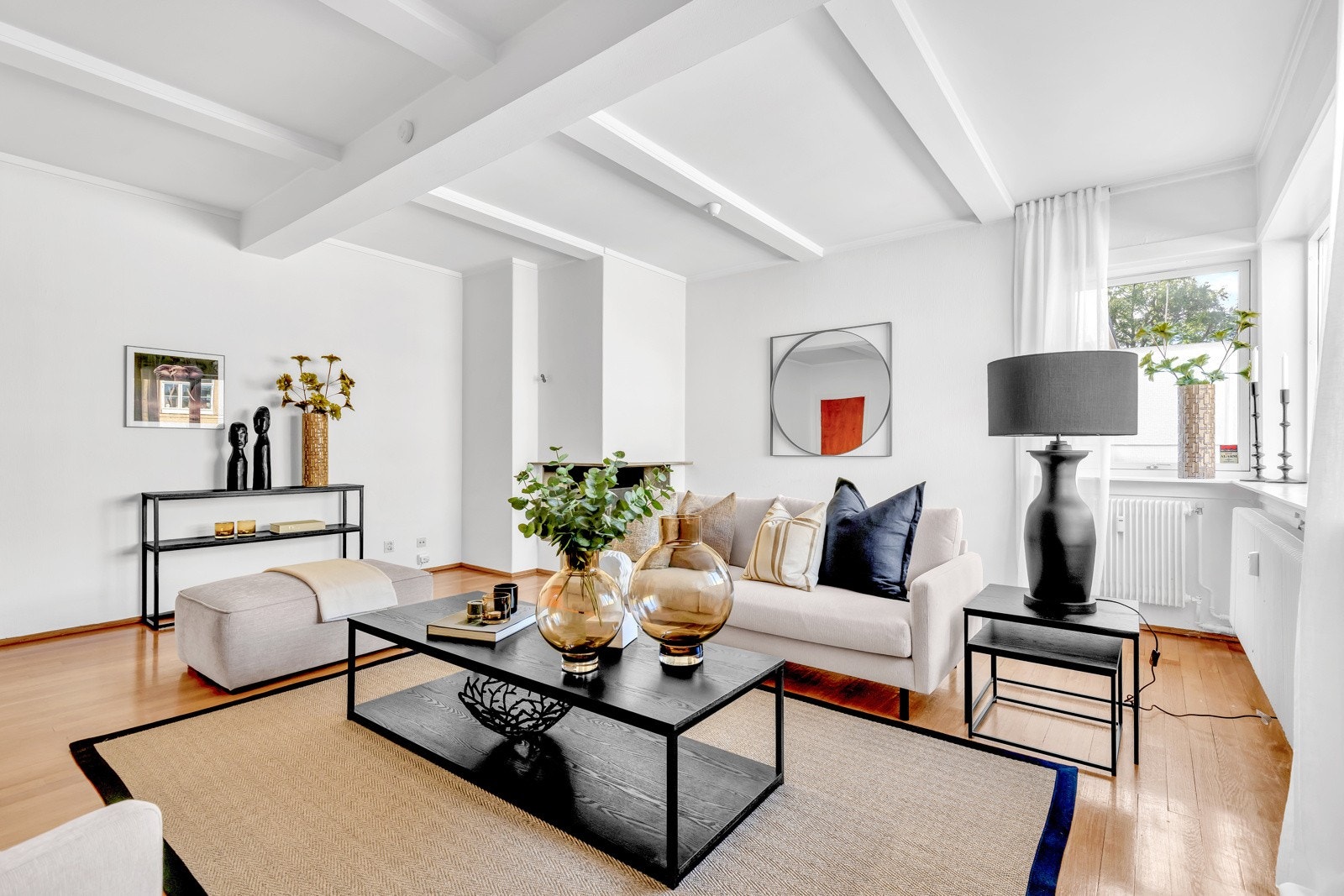 Boligen har praktisk planløsning og stort potensial. Et godt utgangspunkt for noen som ønsker å forme sitt neste hjem! Galleribilde