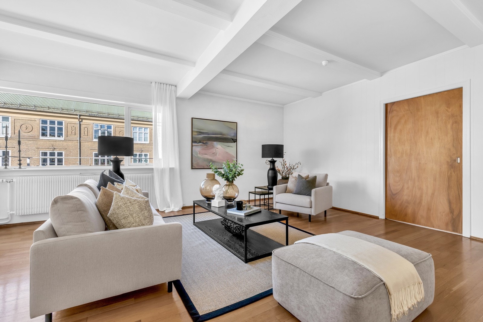 Praktisk skyvedør skiller de to store stuene. Galleribilde