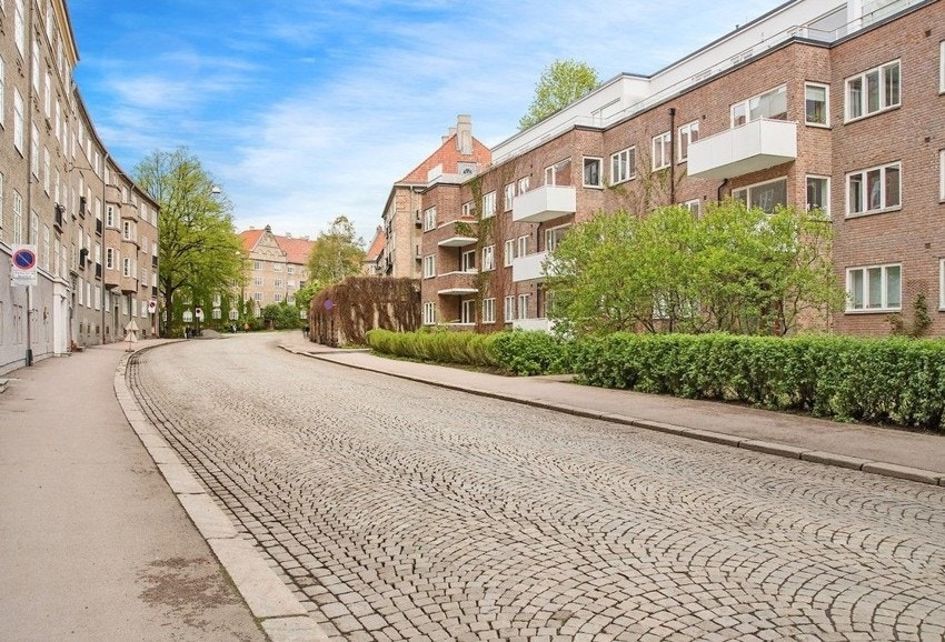 Bebyggelsen på vestsida (nr. 4, 6 og 8) er en del av Jessenløkken oppført i årene 1919-1922, mens østsida har to funksjonalistiske blokker i fire etasjer fra 1938, tegnet av Henrik Nissen og Gunnar Brynning. Galleribilde