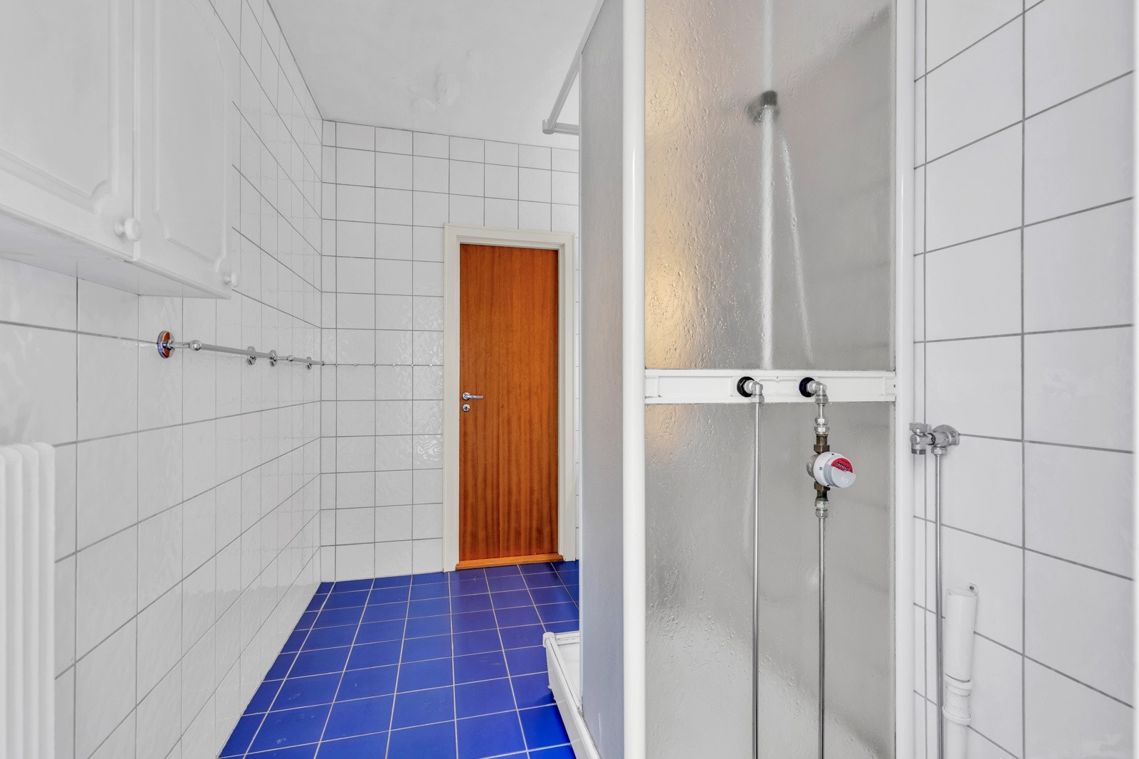 Dusjkabinett med to skyvbare glassdører. Innredning med profilerte fronter og heldekkende servant. Galleribilde