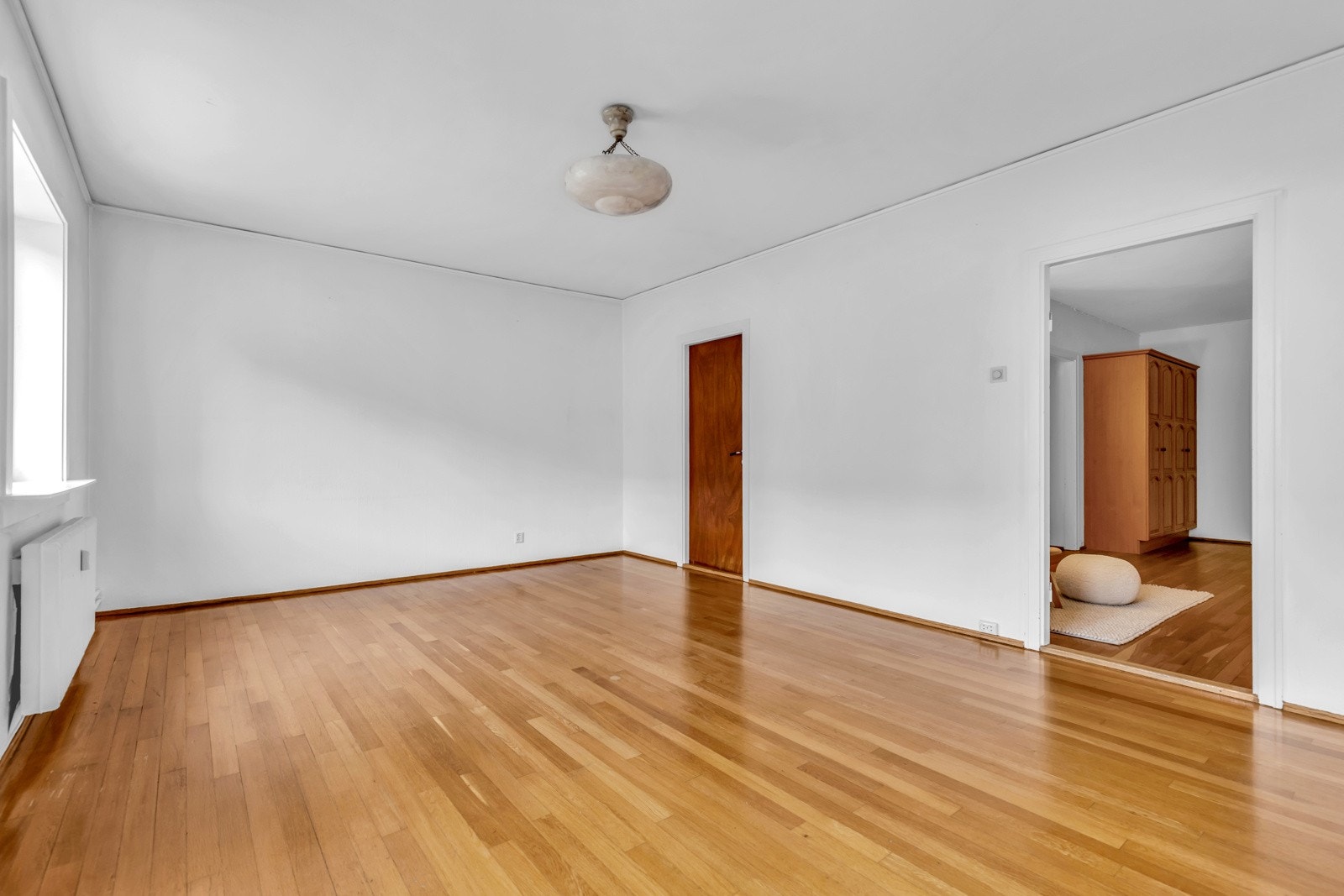 Stue 2 har original parkett og samme luftige takhøyde på 2,65 meter som stuen vegg-i-vegg. Galleribilde