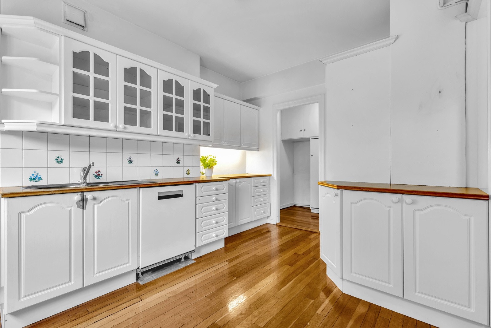 Hyggelig kjøkken med romslig innredning. Vegg-i-vegg med kjøkkenet er den originale anretningen på 5 kvm som leder videre til en av stuene. Galleribilde