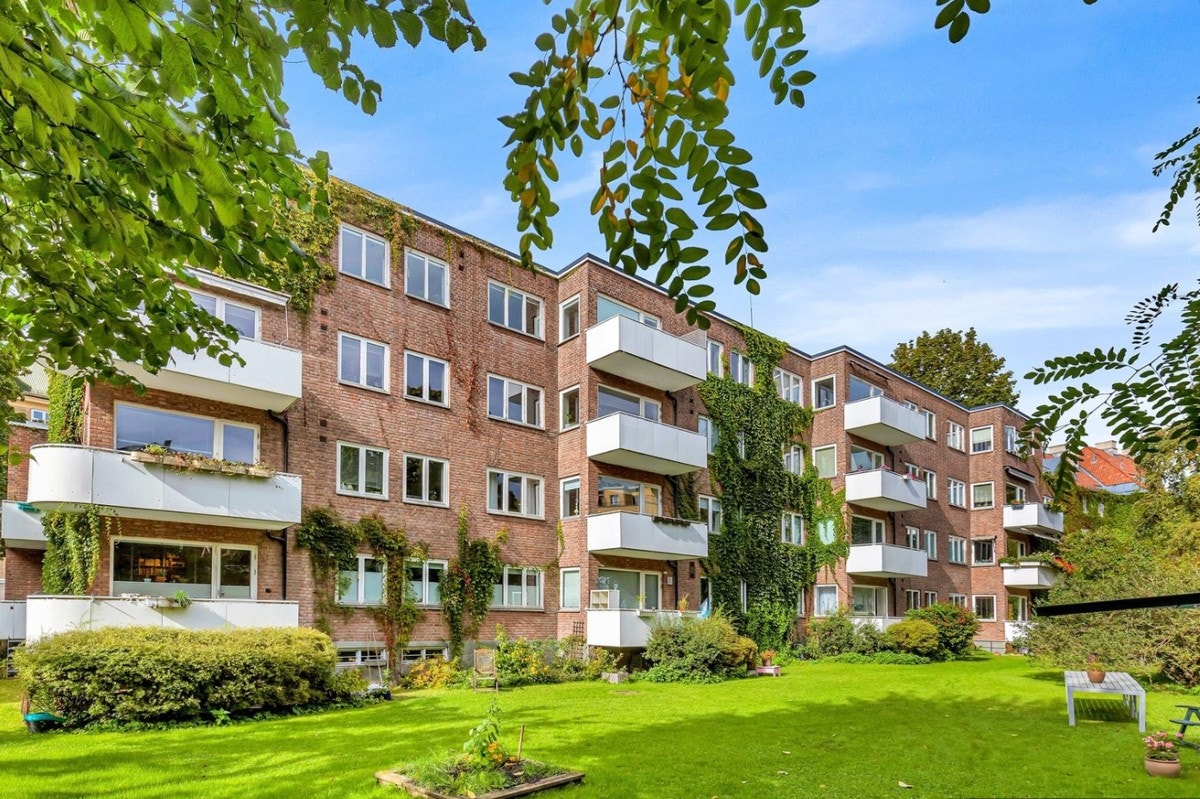 Leiligheten ligger i en gullistet funkisgård fra 1938 tegnet av Henrik Nissen og Gunnar Brynning. Boligen har tidligere vært i bruk som prestebolig og representasjon for Majorstuen kirke. Galleribilde