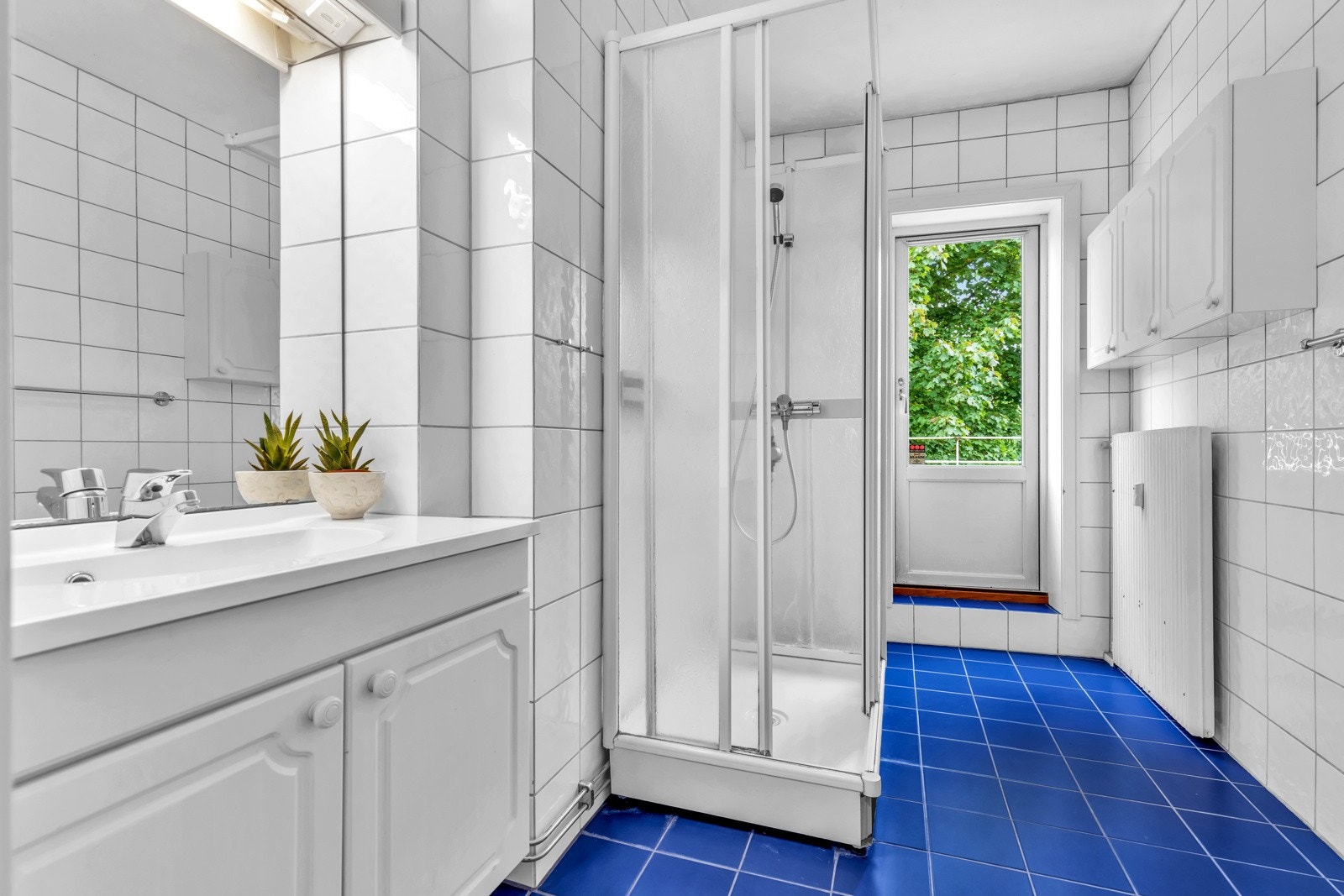 Flislagt bad, pusset opp ca. 1996. Det er utgang til terrassen. Elektriske varmekabler i gulv og himling med downlights. Galleribilde