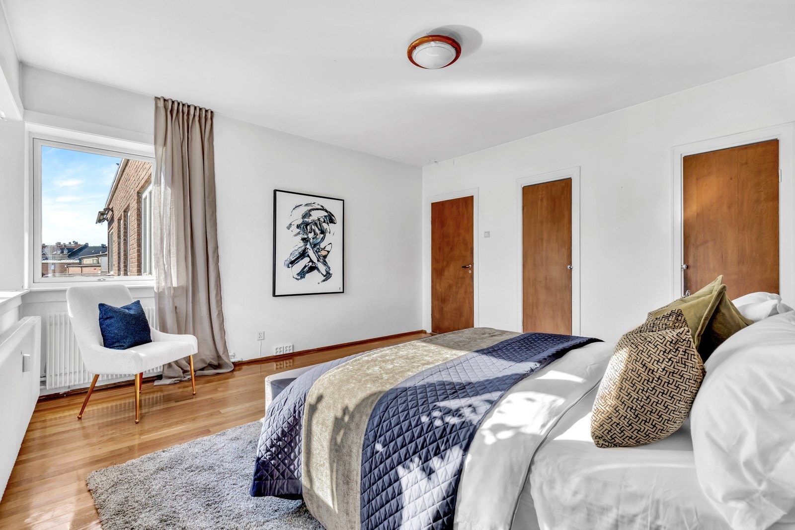 Hovedsoverommet er på 21 kvm og har svært god garderobeplass i 2 separate kleskott på ca 1 kvm per kott. Galleribilde