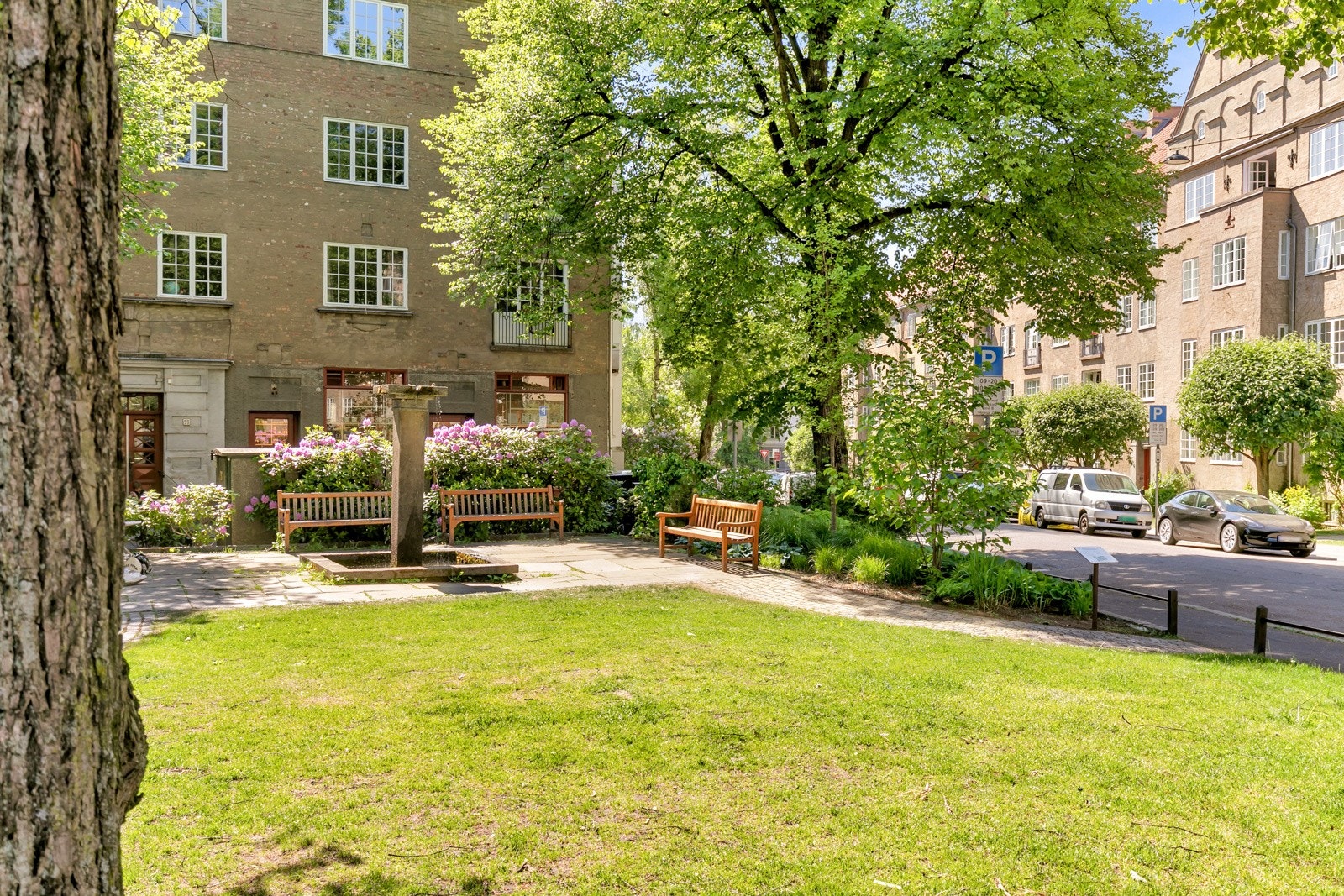 Rolig og sjarmerende område med karakteristisk bebyggelse, brosten og med hyggelige kaféer og nisjebutikker. Galleribilde