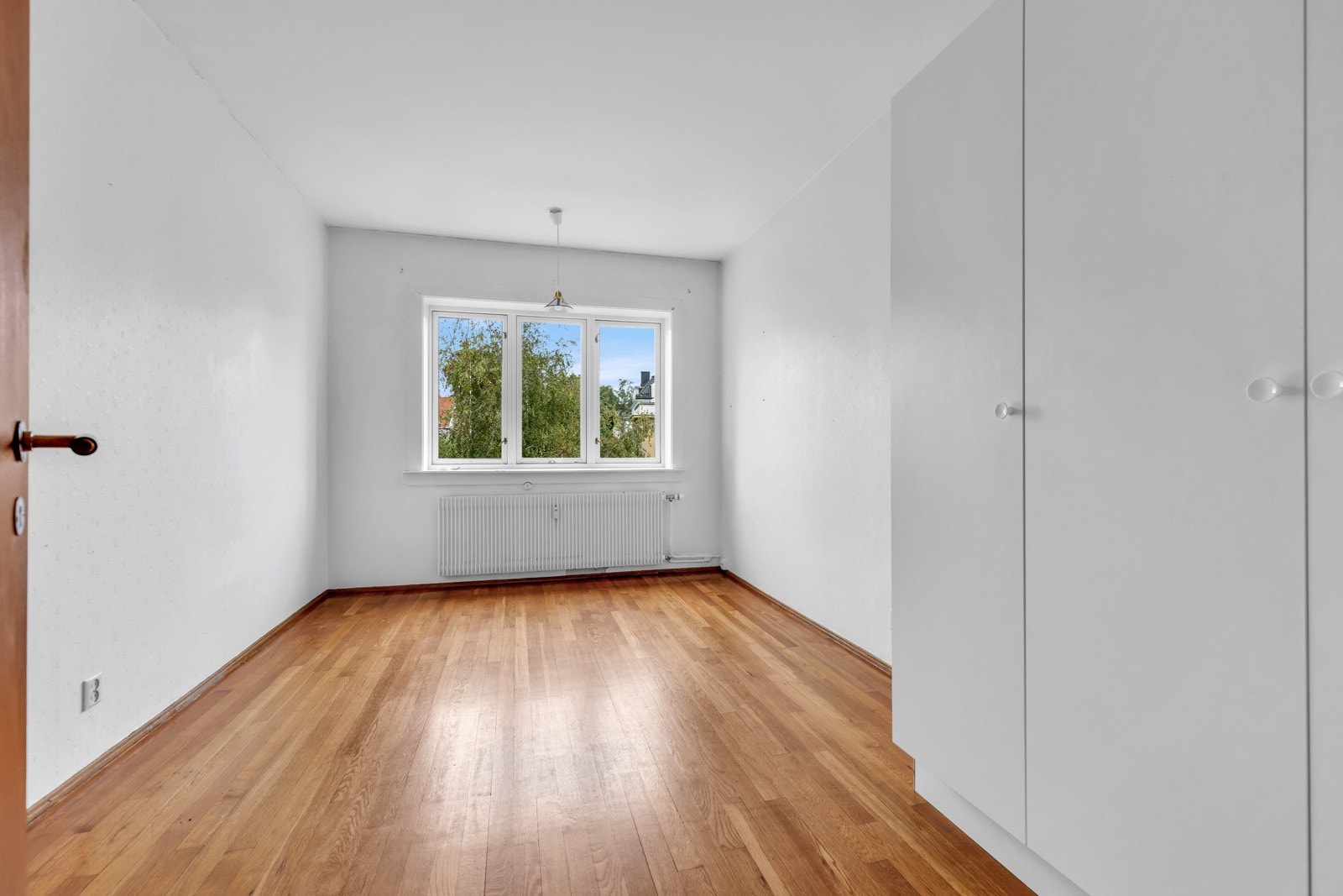 Samtlige soverom har god plass til seng, skap og skrivebord. Galleribilde