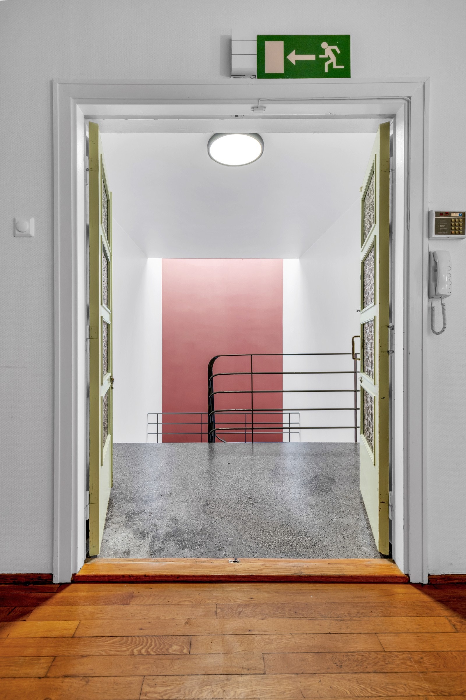 Oppgangen er romslig og har store takvinduer. Leiligheten er den eneste i 4. etasje, oppgang B. Galleribilde