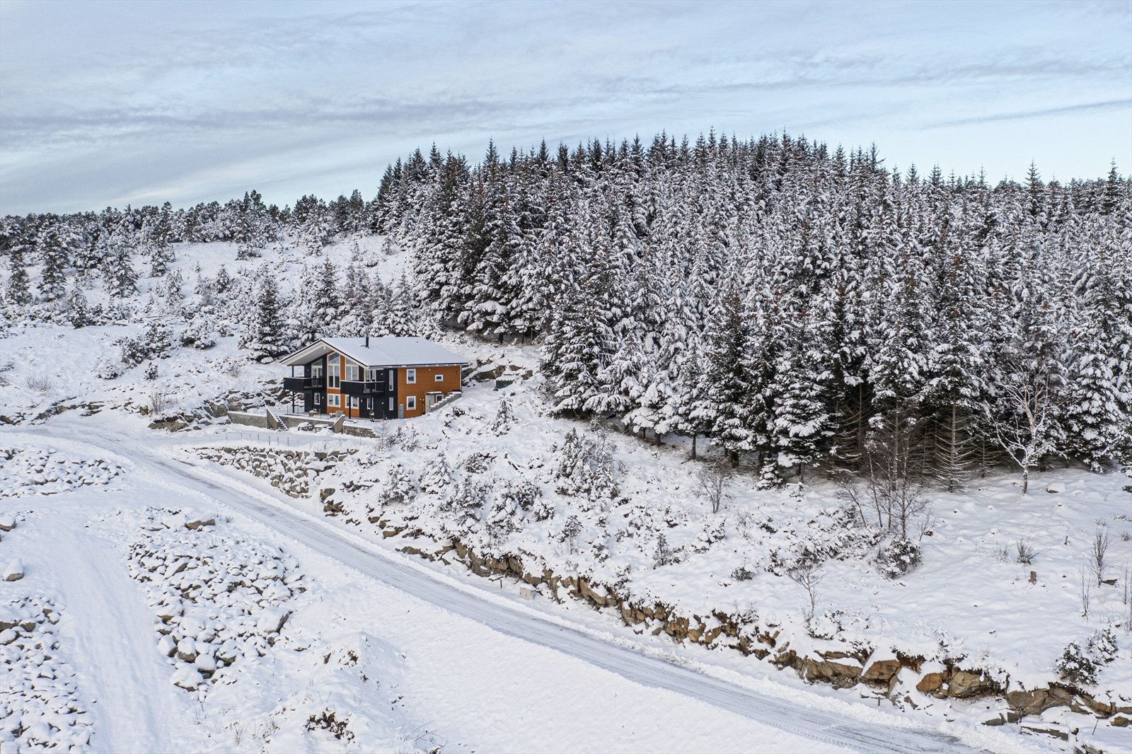 Fra eiendommen er det kort vei til skole, barnehage, butikk og idrettsanlegg. Galleribilde