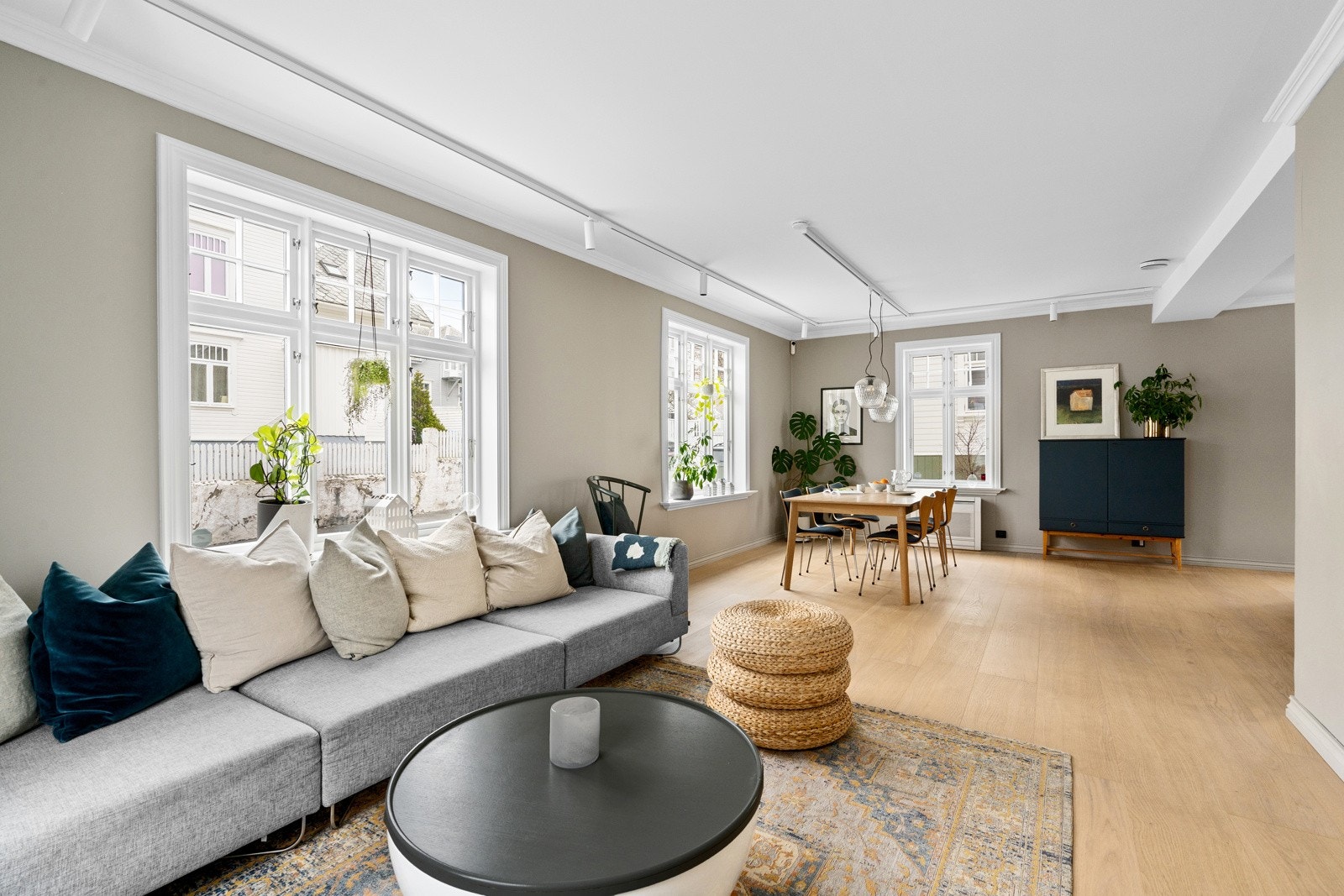 Stuen er av god størrelse med plass til å møblere i ulike soner. Galleribilde