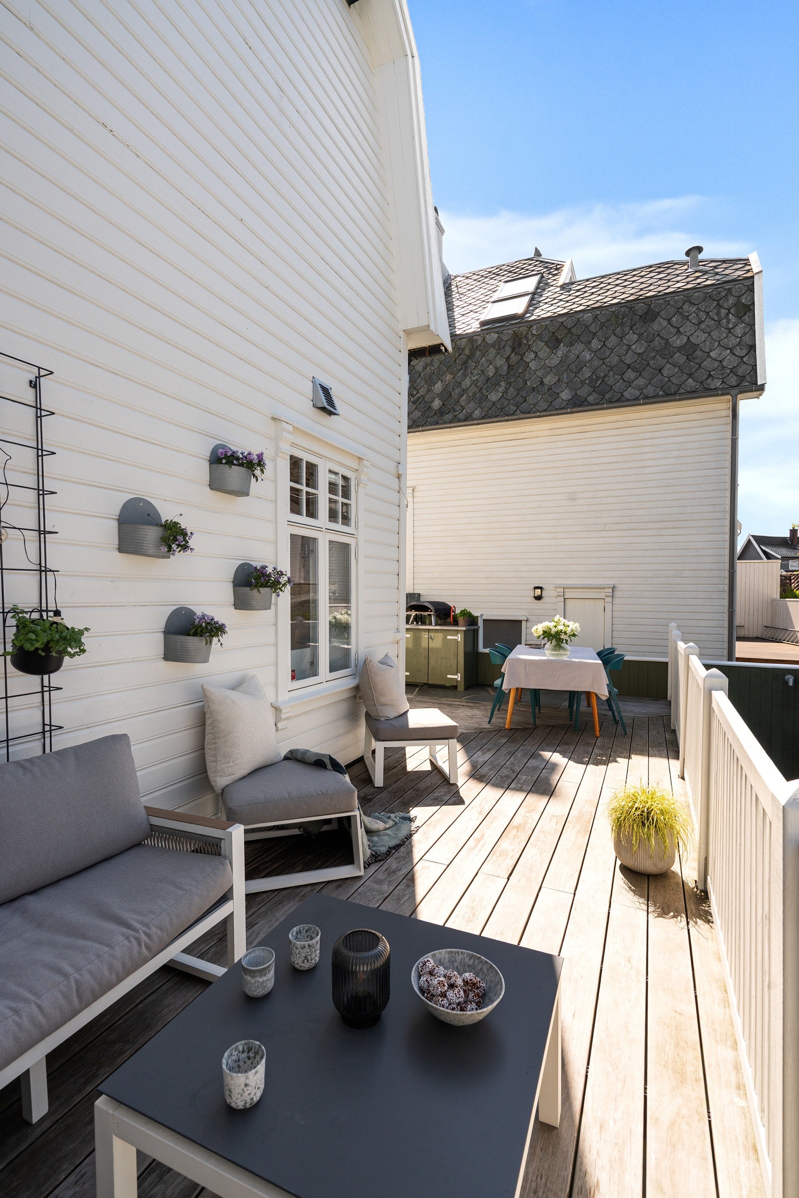 Terrassen er av god størrelse med plass til å møblere etter ønske og behov. Galleribilde