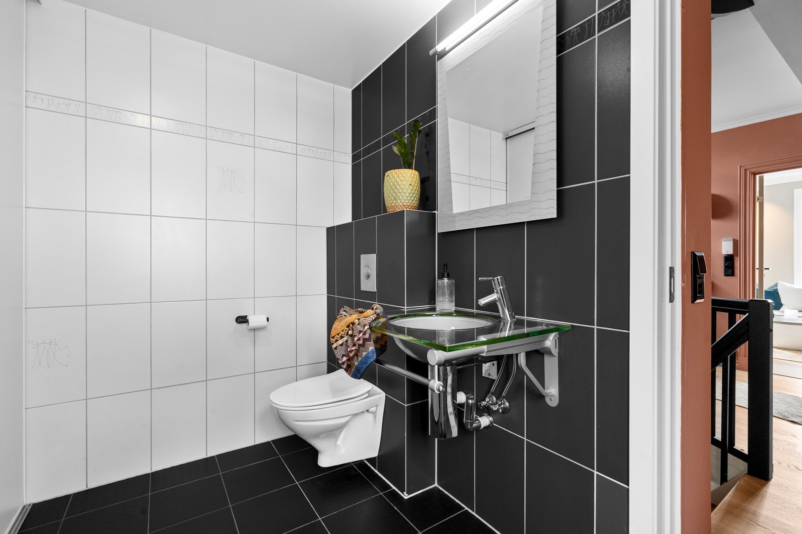 Wc i 1 etg. med stor skyvedørsgarderobe. Galleribilde