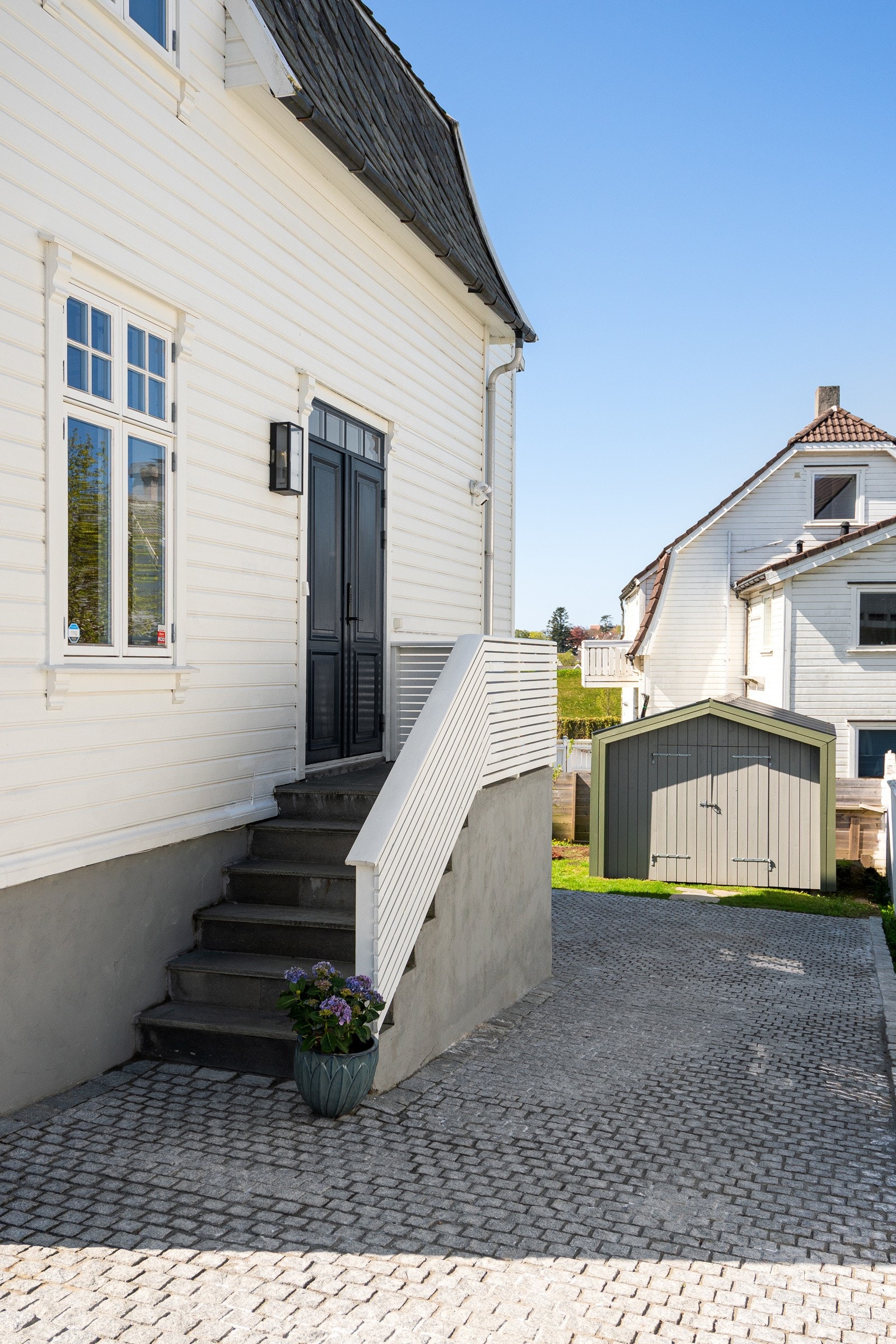 Beliggenheten er svært ettertraktet og barnevennlig med skoler, barnehager og busstopp i umiddelbar nærhet. Galleribilde