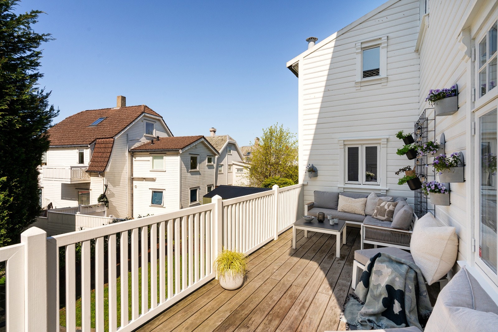 Terrassen har Kebony vedlikeholdsfrie terrassebord. Galleribilde