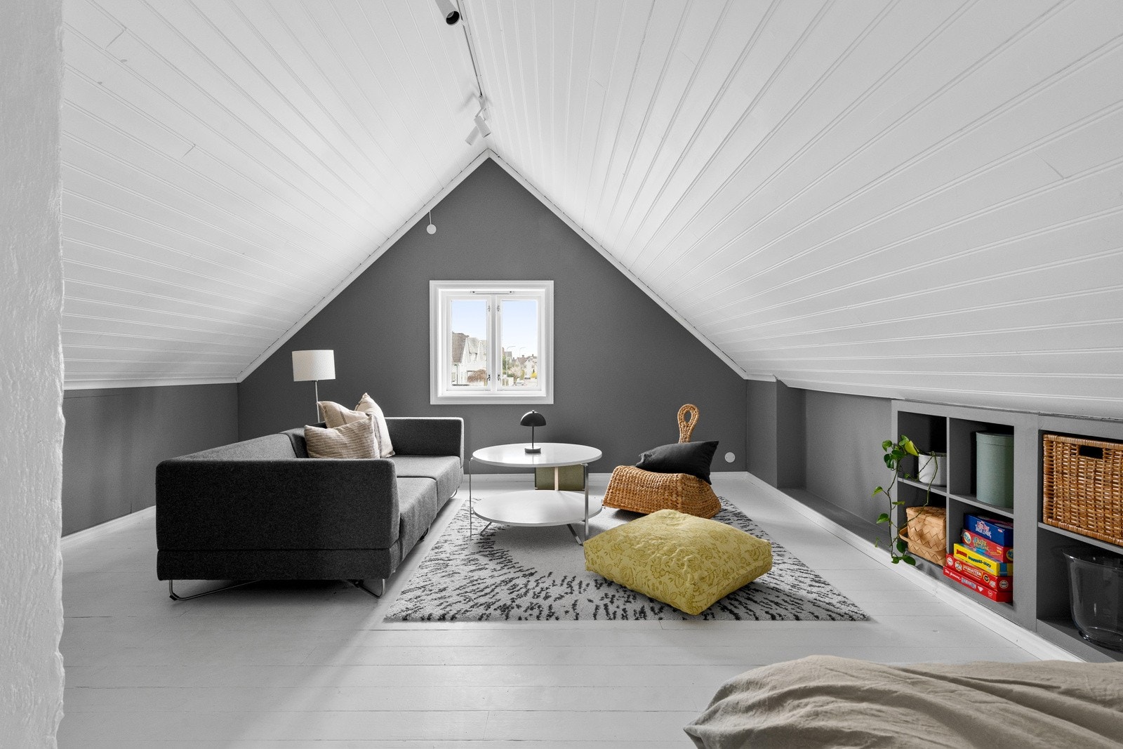 Disponibelt loftsrom med gode oppbevaringsløsninger. Galleribilde