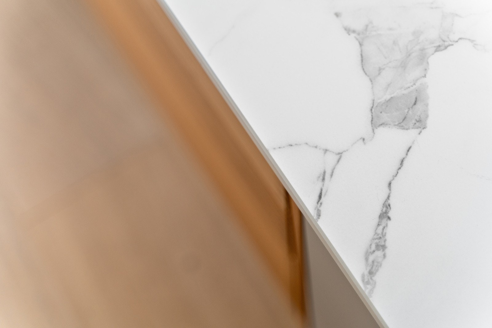 Delikat benkeplate fra Dekton Daze. Galleribilde