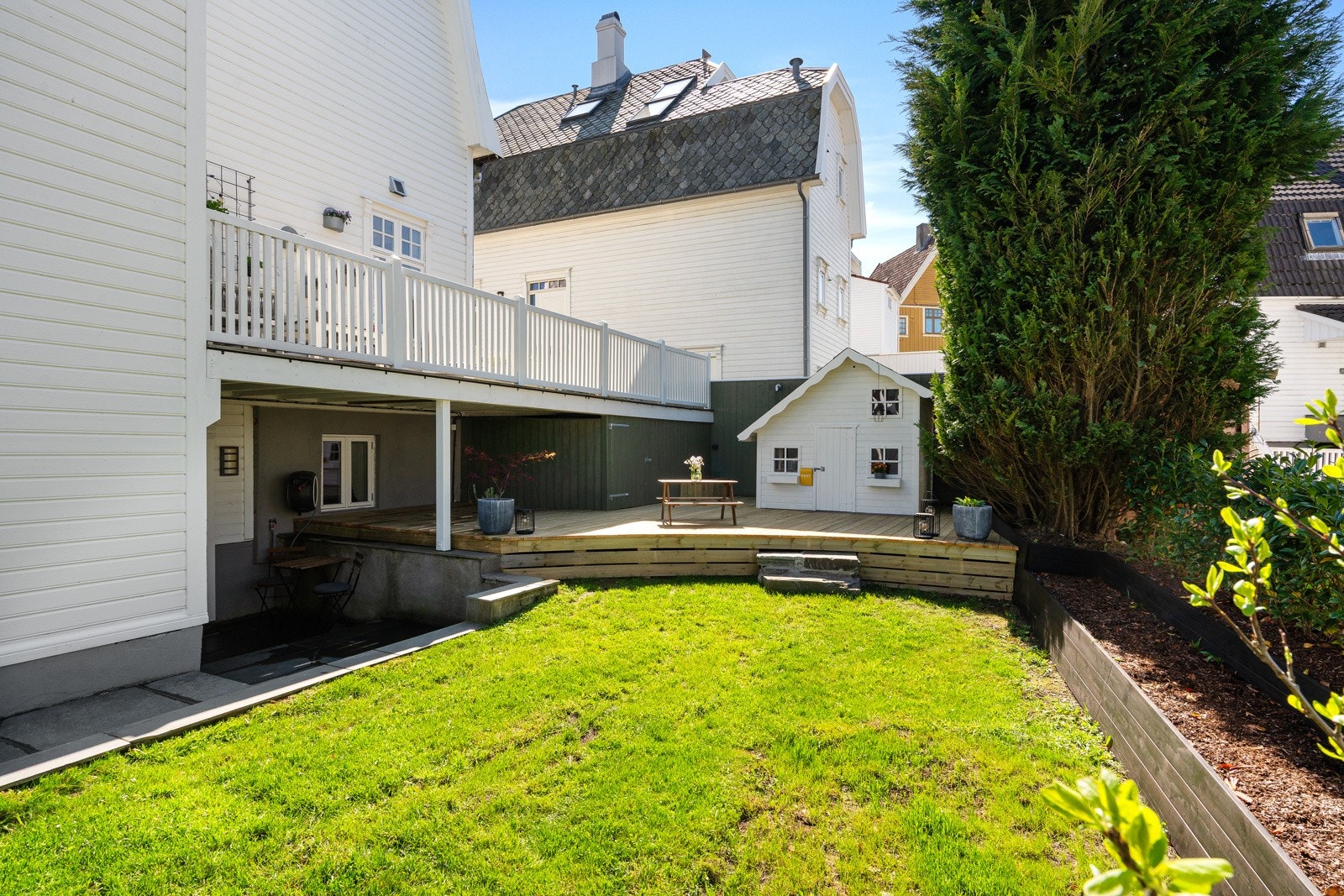 Tomten er pent opparbeidet med grøntareal, beplantning, terrasse og lekehytte fra 2018. Galleribilde
