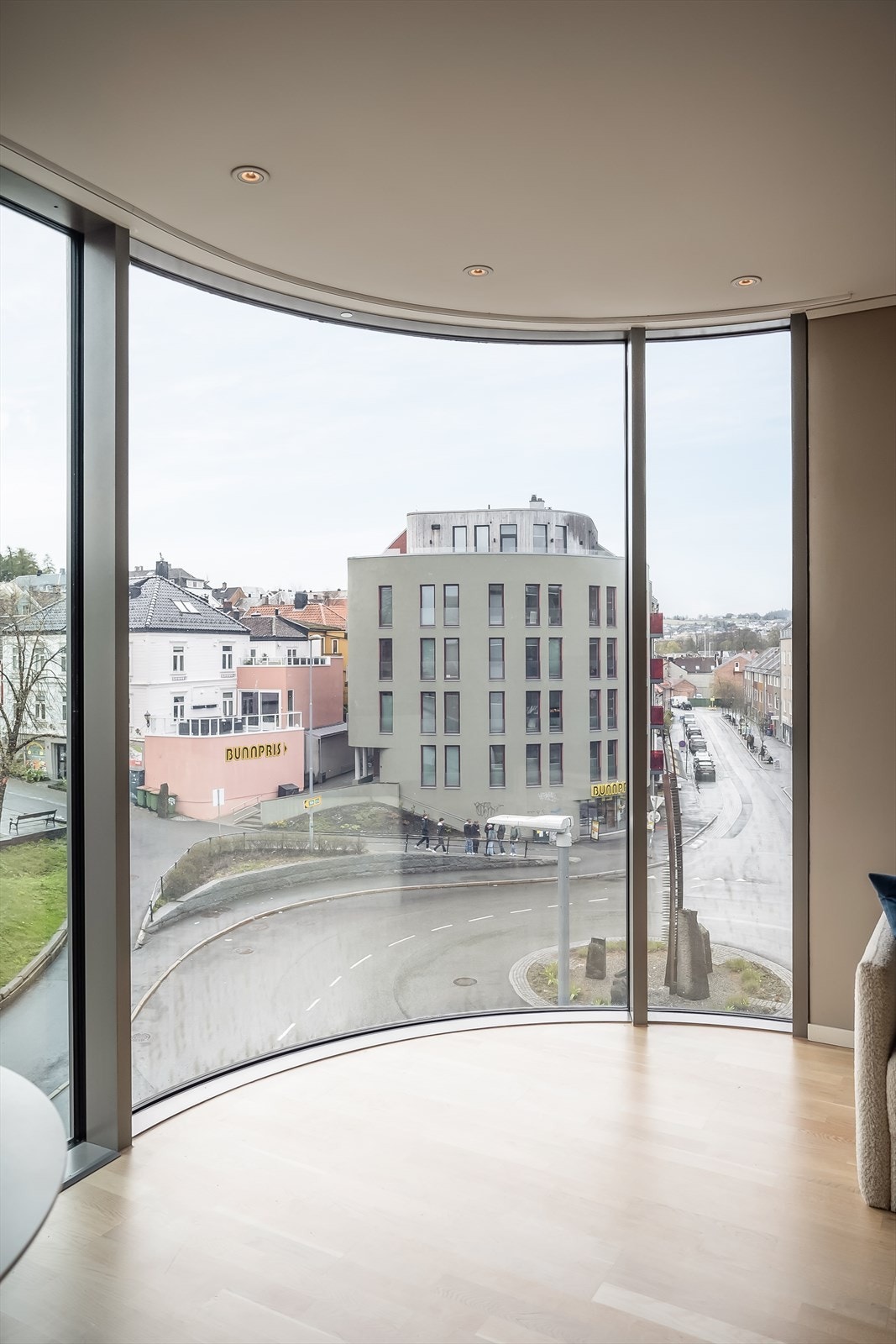 Her får du særdeles romslige, buede vindusflater fra gulv til tak, som slipper inn rikelig med naturlig lys og skaper en luftig atmosfære. Med beliggenhet i 4.etg har du flotte lysforhold og minimalt innsyn. Galleribilde