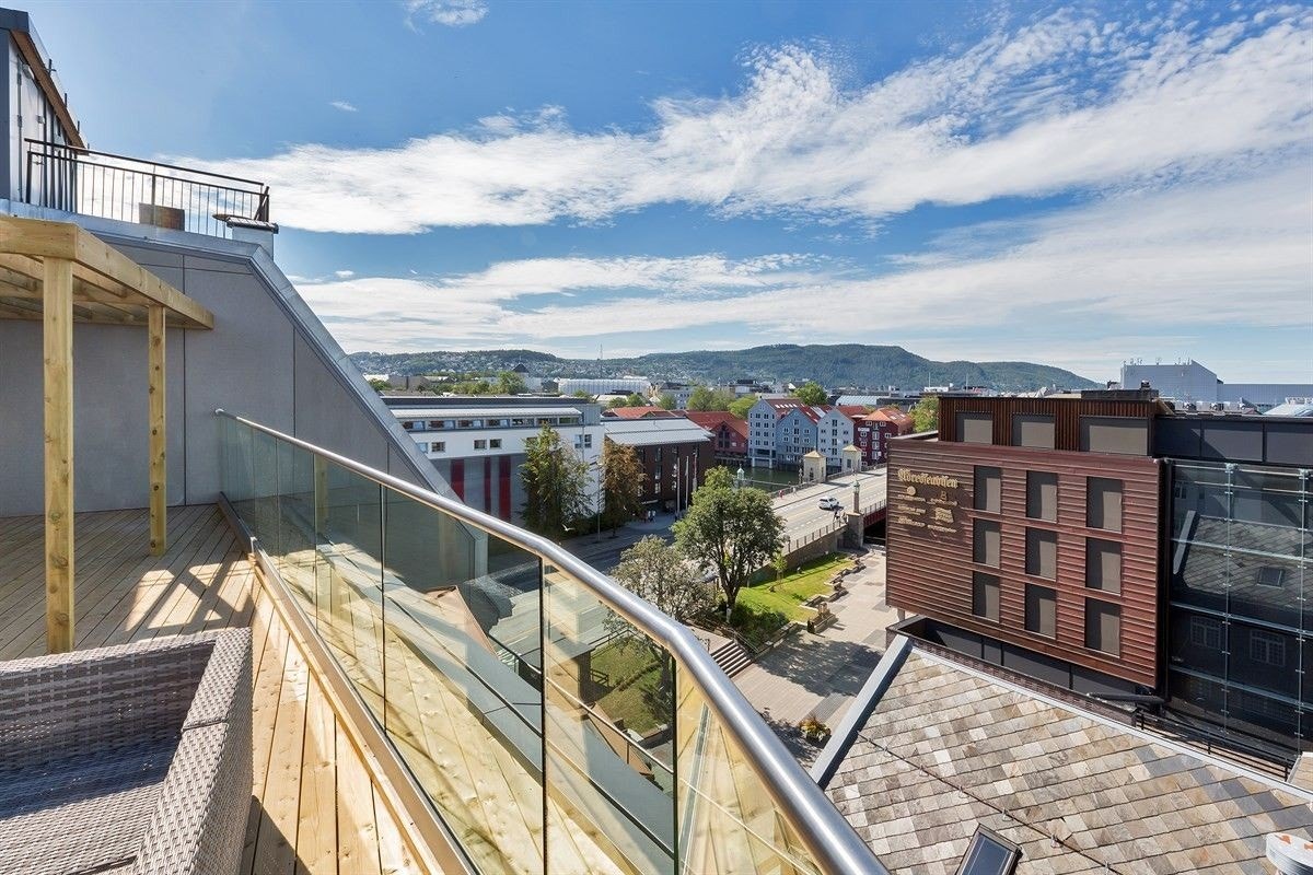 Fra terrassen nyter du gode sol- og utsiktsforhold. Galleribilde