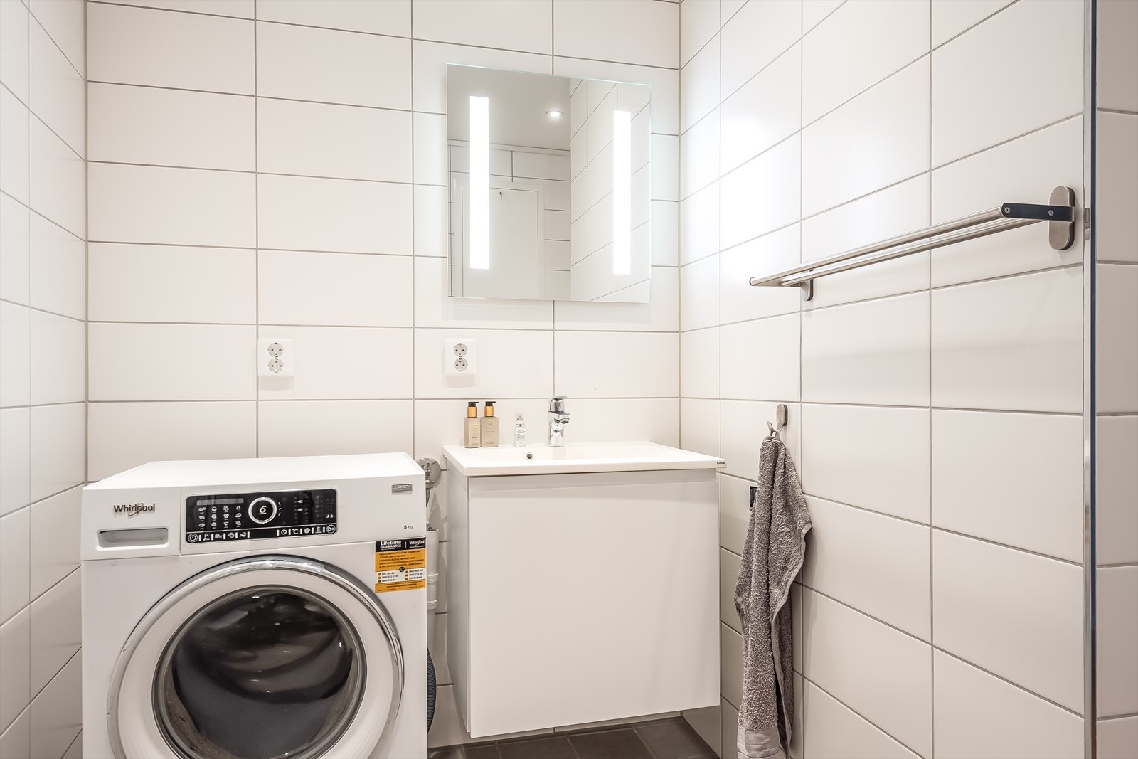 Lyst og flislagt baderom på 5 m² fra nyere byggeår i 2018. Galleribilde