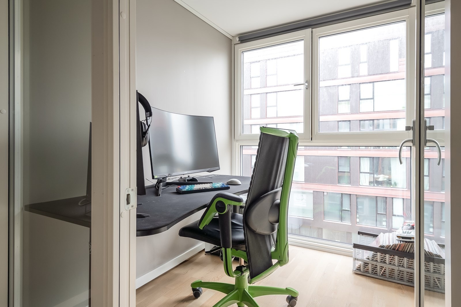 Et eget kontor på 3,7 m² ligger i direkte tilknytning til soverommet, en sjelden luksus i leiligheter av denne størrelsen. Galleribilde