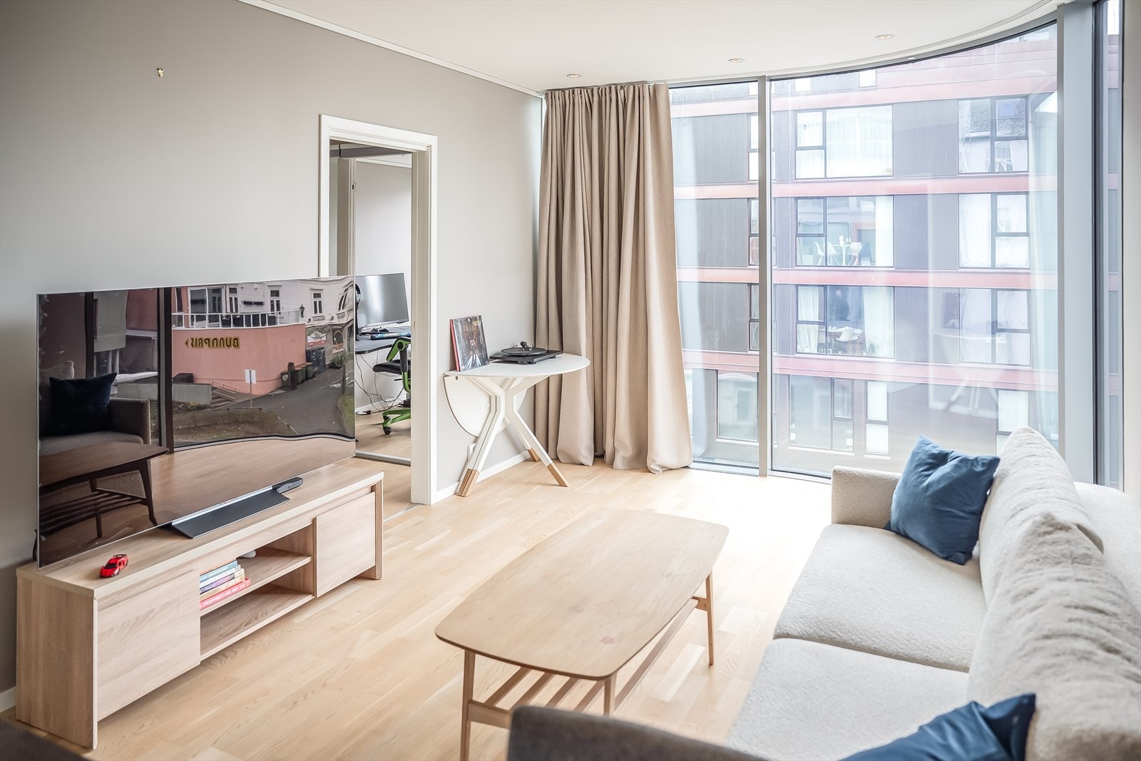 Her får du moderne standard fra nyere byggeår (2018) med kvaliteter som romslig planløsning balansert ventilasjon og fjernvarme. Galleribilde