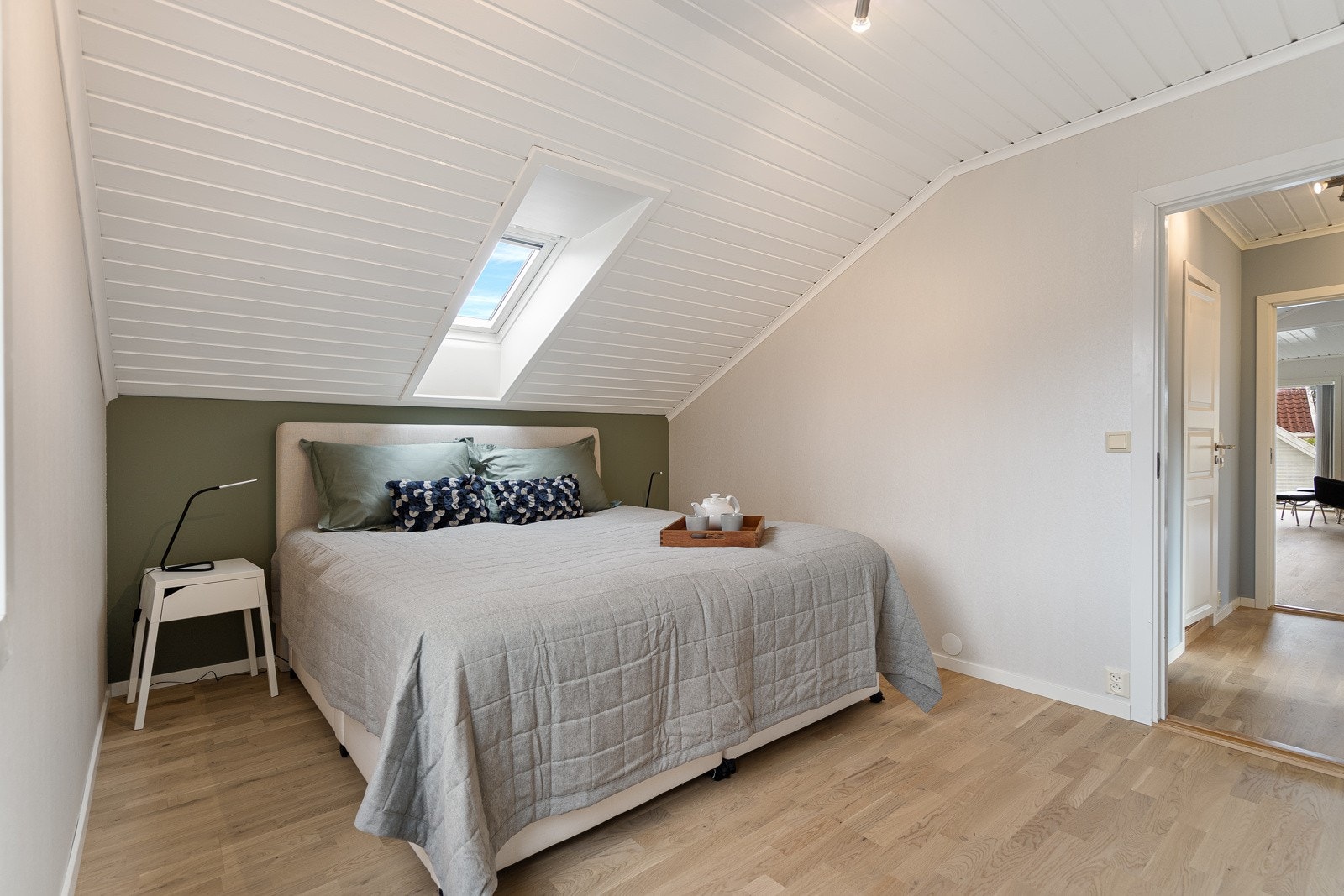Hovedsoverom med stor walk in garderobe Galleribilde