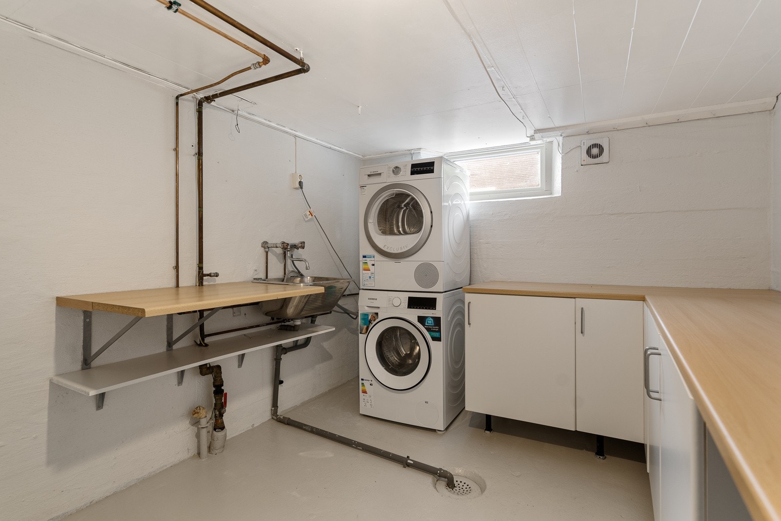 Kjeller er innredet med bodplass og vaskerom Galleribilde