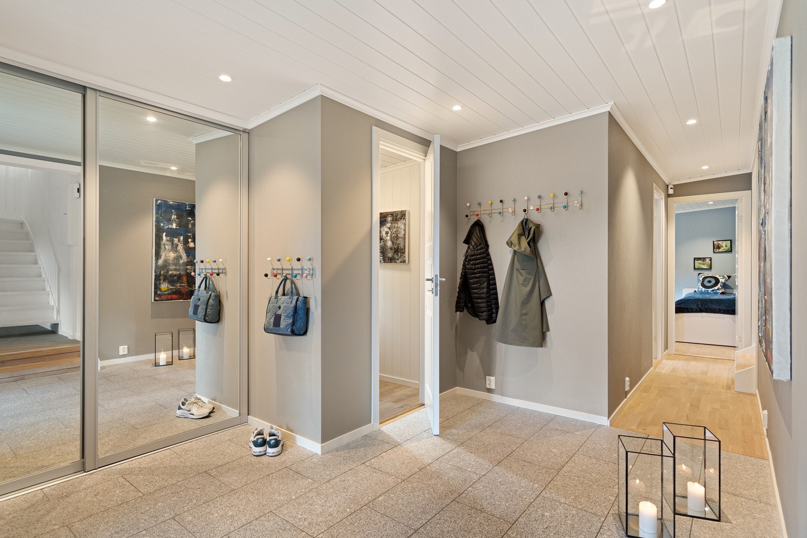 Romslig hall med stor skyvedørgarderobe og gjestetoalett Galleribilde