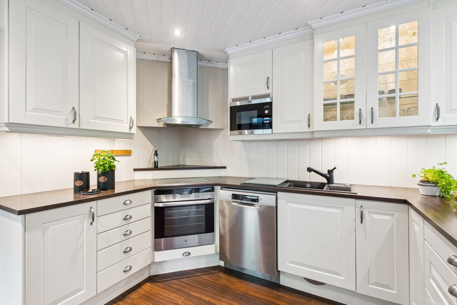 Kjøkkenet er et stort og hyggelig rom med plass til spiseplass Galleribilde