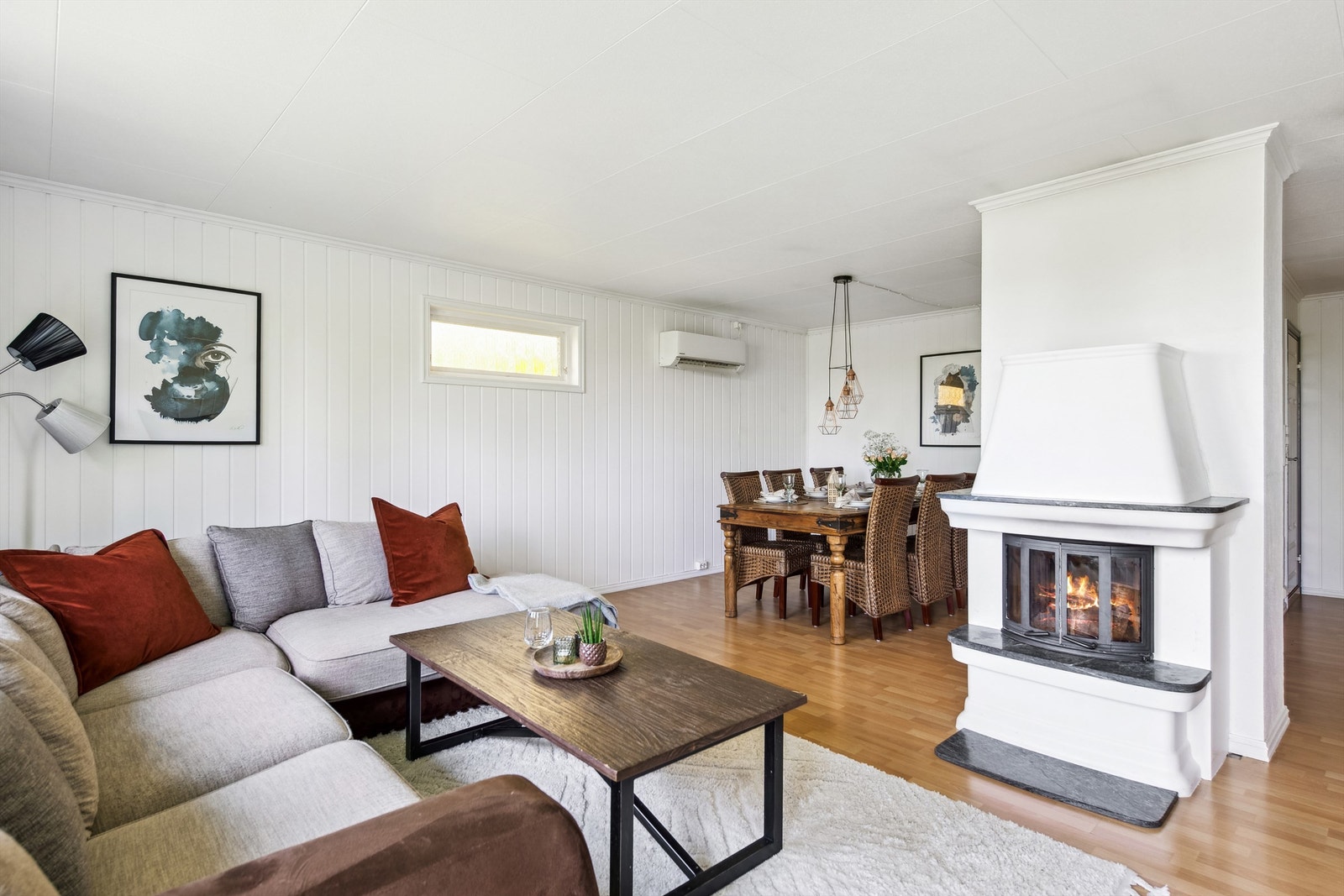 Vinkelstue med lyse overflater. God plass til både salong og stort spisebord Galleribilde