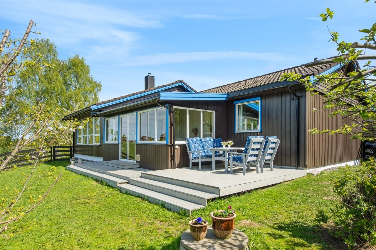 Solrik åpen terrasse samt en flott innglasset balkong hvor utelivet kan nytes uavhengig av vær og vind Galleribilde