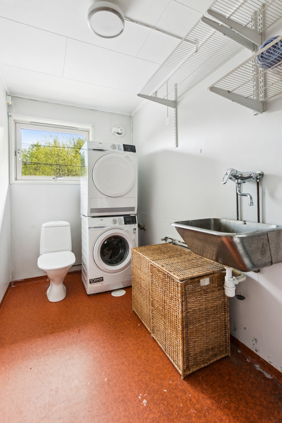 Praktisk med separat vaskerom. Rommet har eldre standard og har behov for oppgradering/modernisering Galleribilde