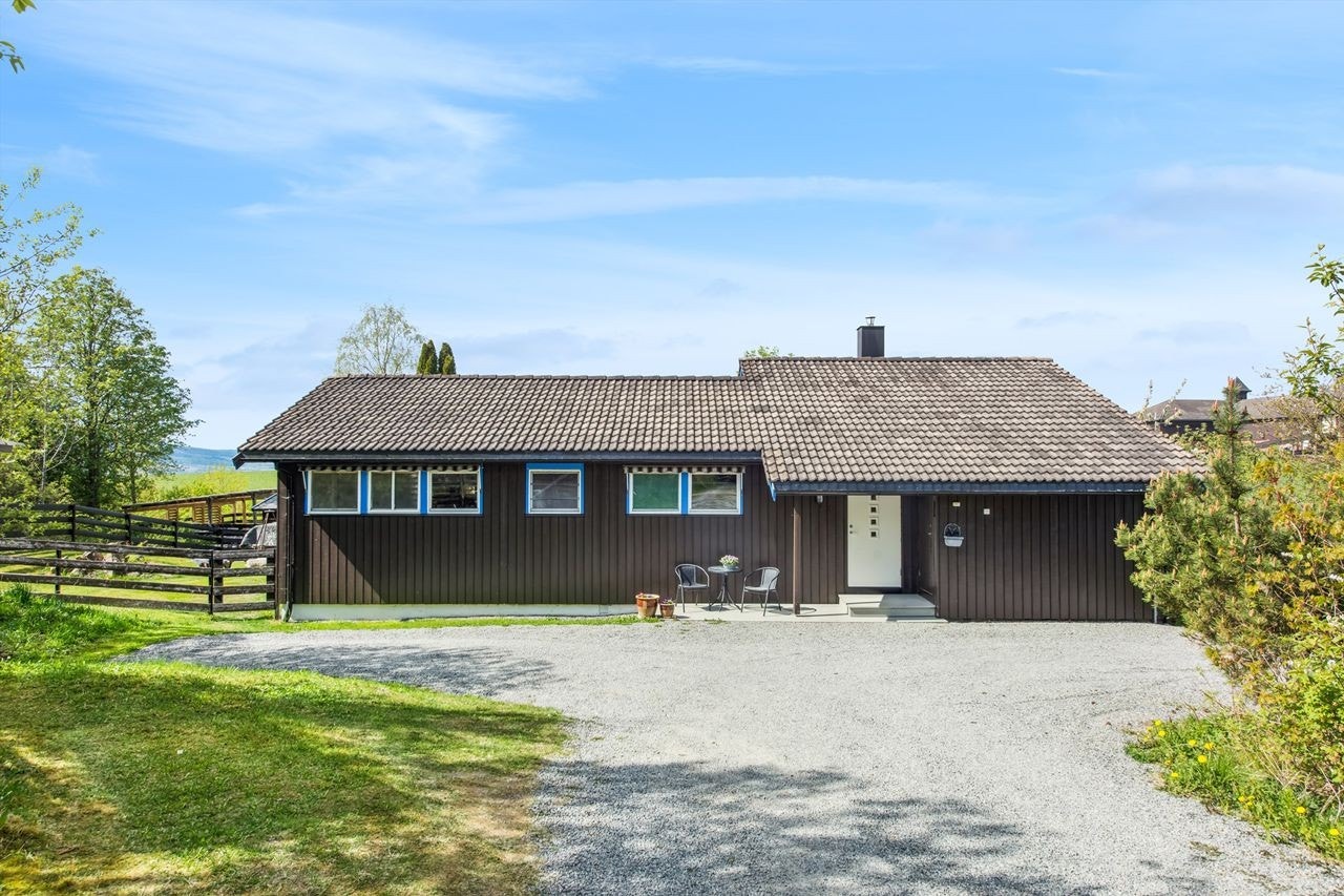 Overbygget inngangsparti med en liten platting hvor morgensolen kan nytes Galleribilde