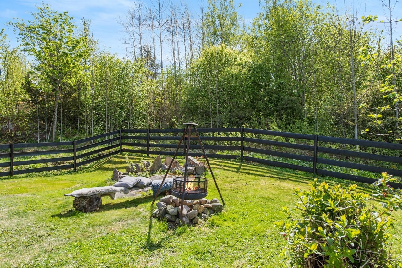 Uteidyll på bålplassen Galleribilde