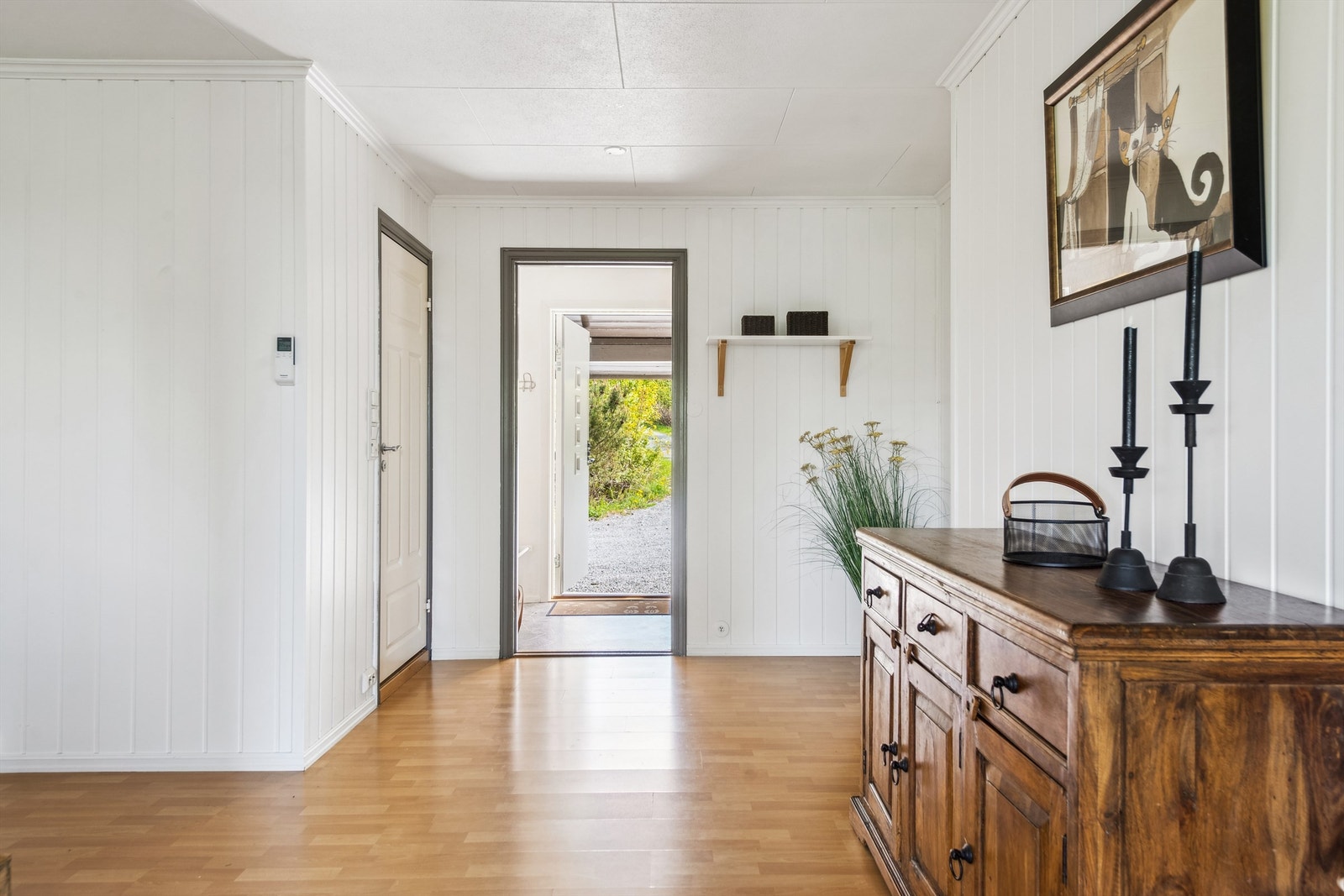 Entré og gang. God plass til garderobeløsning for klær og sko Galleribilde