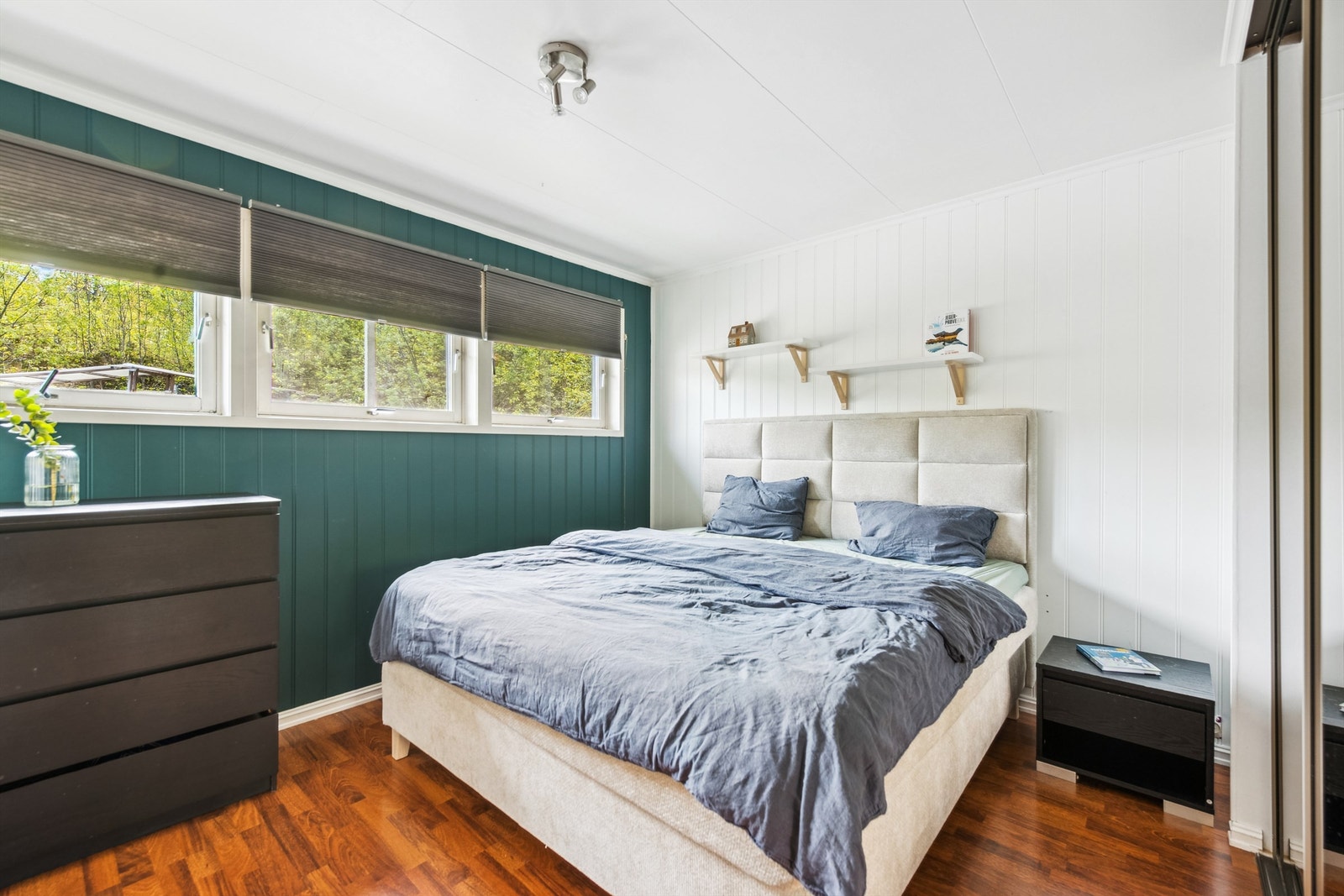 Hovedsoverom er romslig med god plass til dobbeltseng. Skyvedørsgarderobe med speilfronter Galleribilde