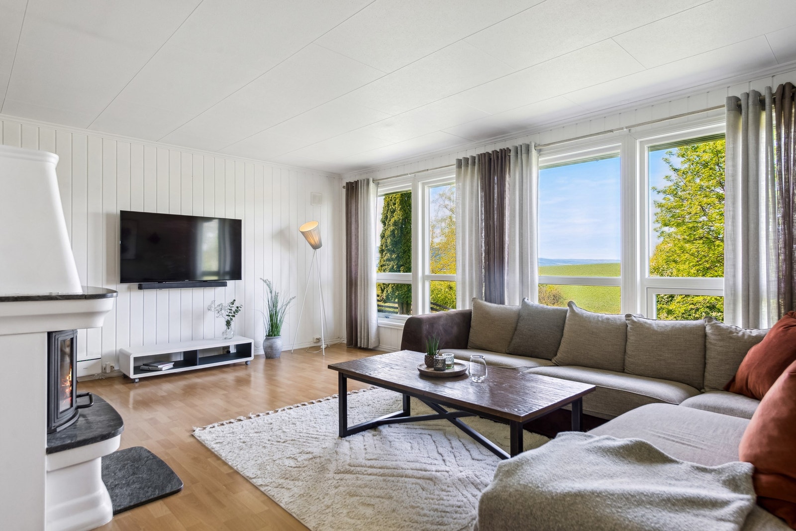 De store vinduene i stuen slipper inn masse naturlig lys til rommet Galleribilde