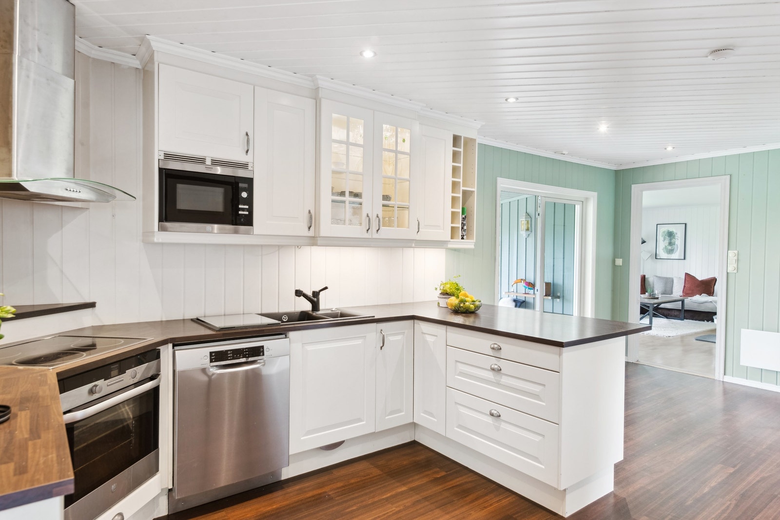 Innholdsrik innredning med lyse profilerte fronter Galleribilde