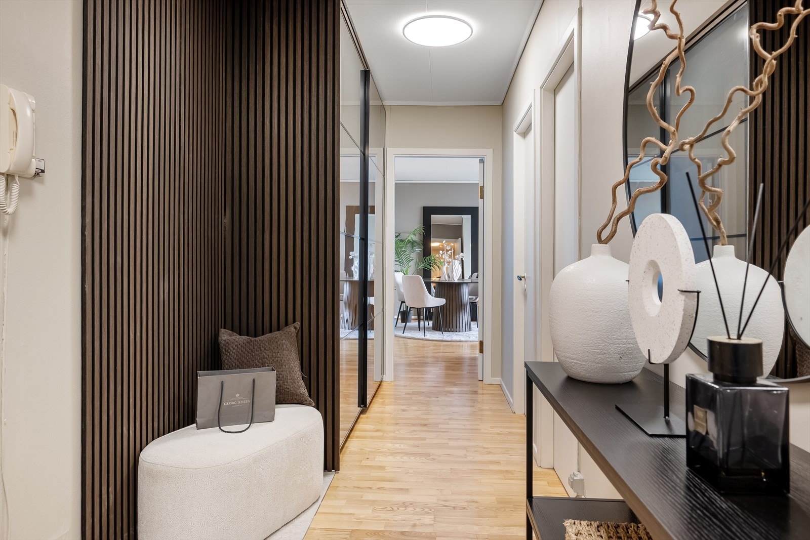 Nyoppusset gang med skyvedørsgarderobe. Galleribilde