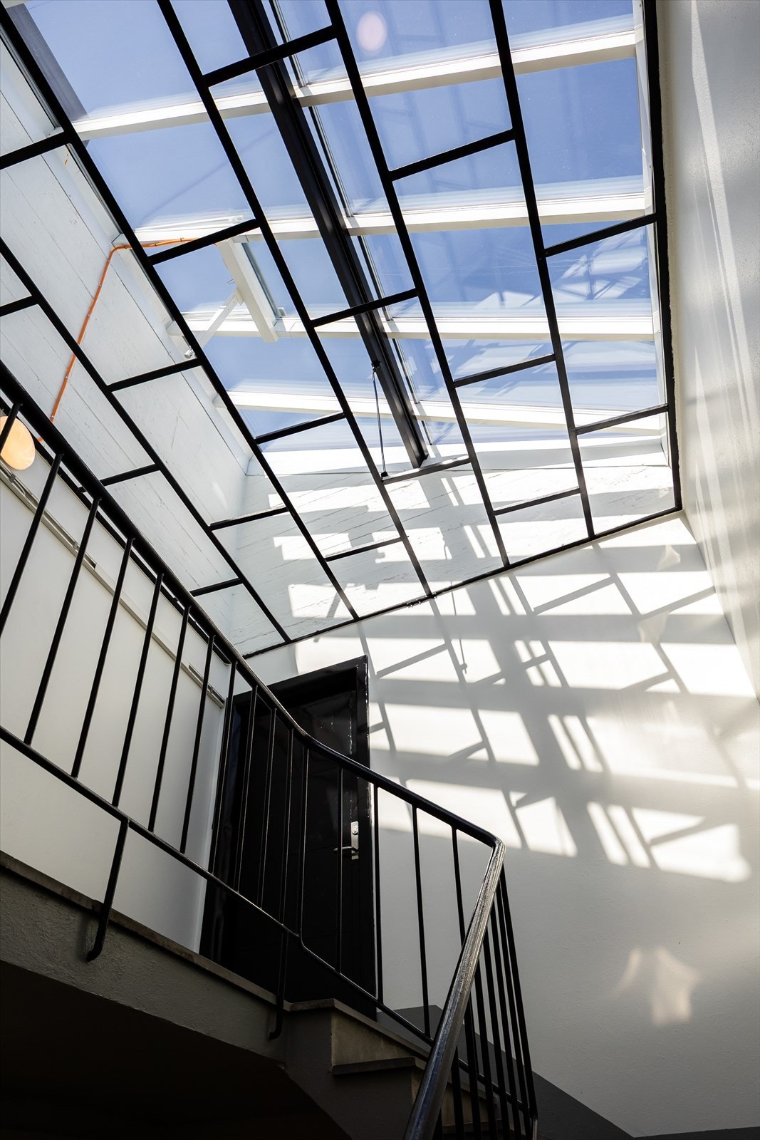 Sameiet er veldrevet og fikk bla nytt yttertak i 2019. Leiligheten disponerer bod både på loft og i kjeller. Galleribilde
