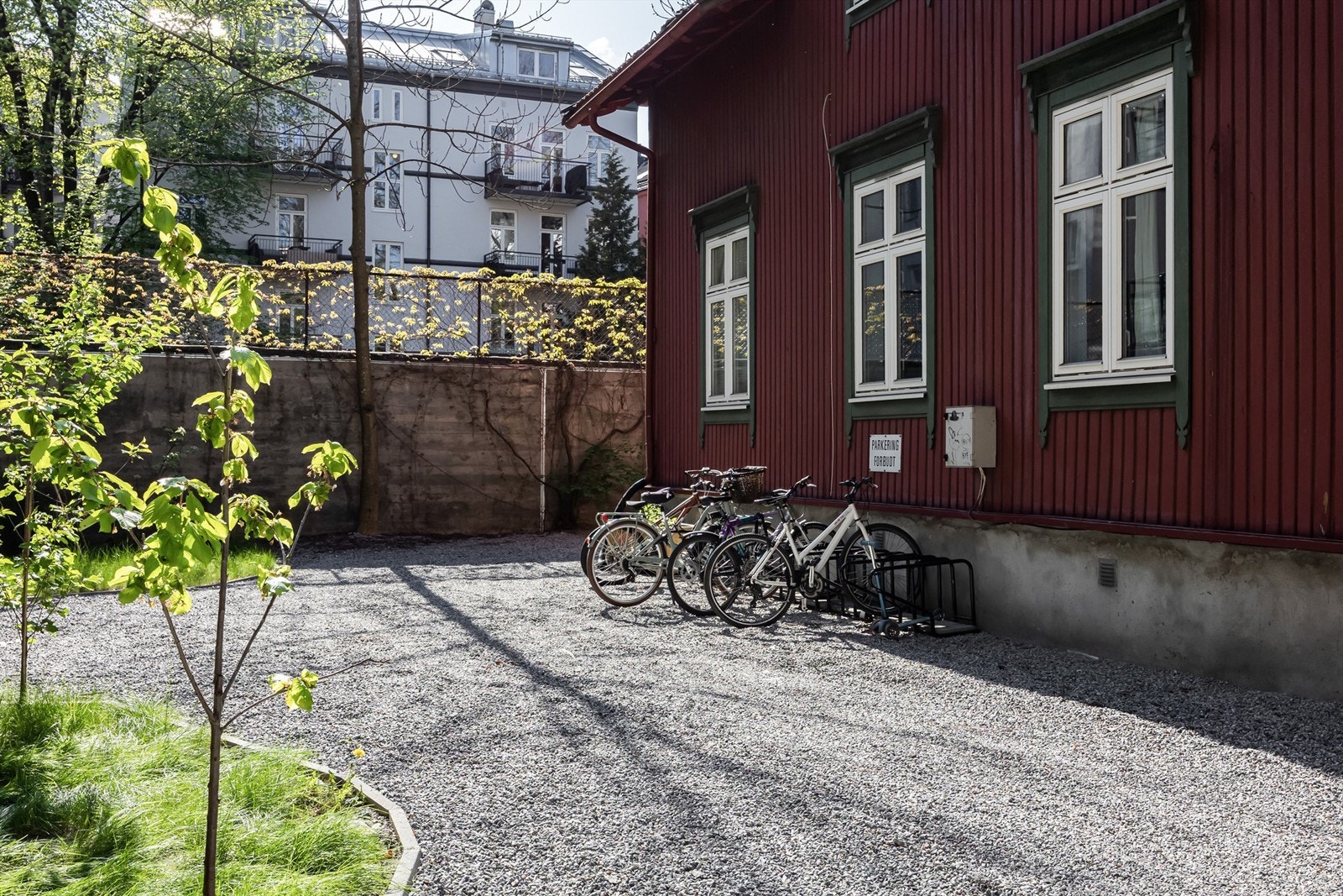 Bakgården. Galleribilde