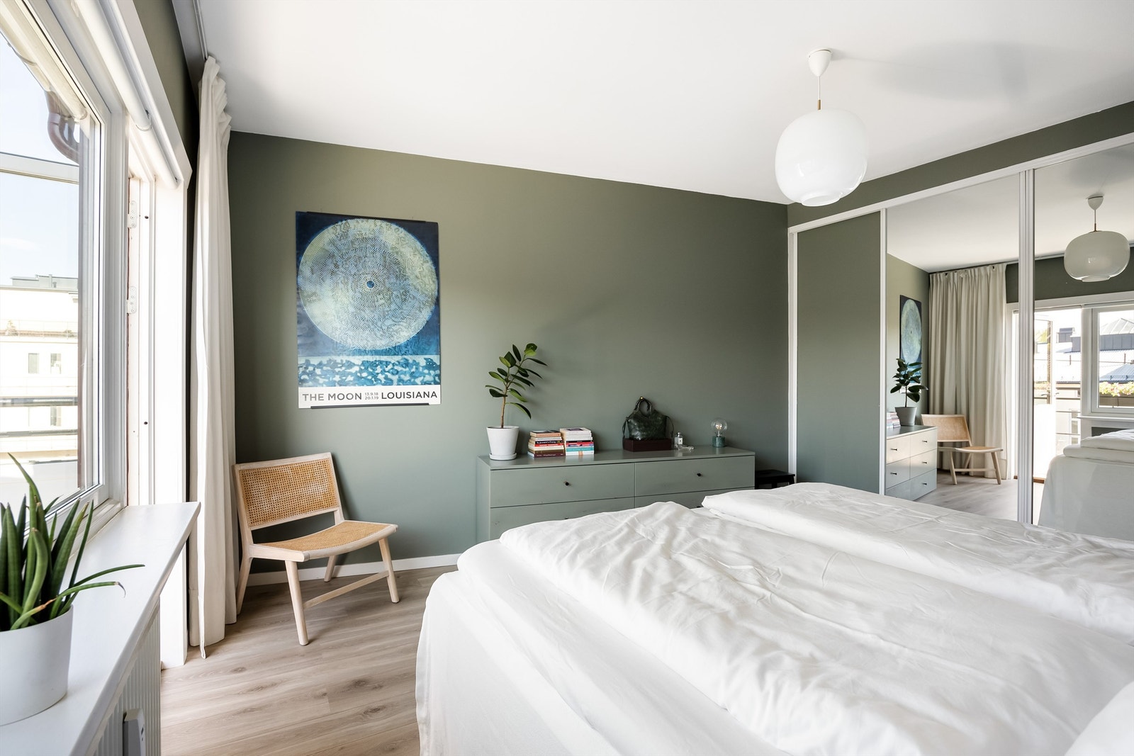 Soverommet har også en stor skyvedørsgarderobe, som er perfekt til oppbevaring. Galleribilde