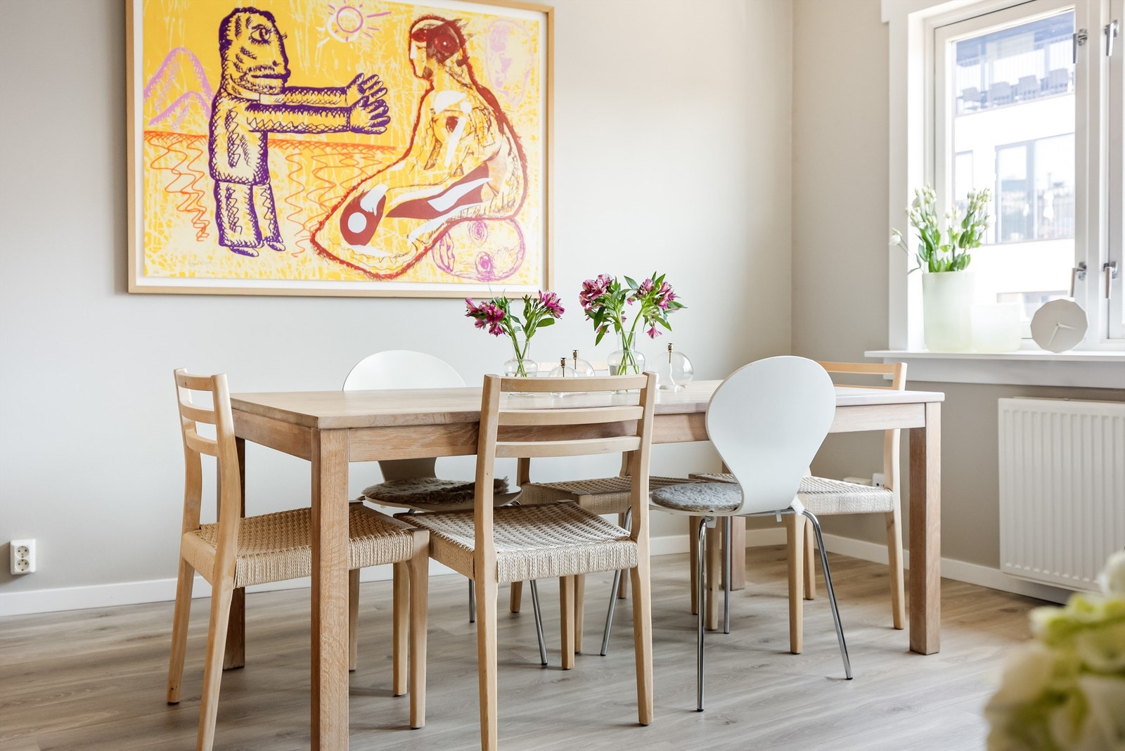 Det er god plass til stort spisebord i stuen. Galleribilde