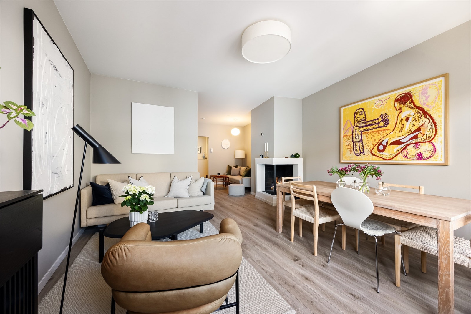 Mellom stuedelen og spisebordet er det en peis som skaper en hyggelig stemning og bidrar til varme på kjølige dager. Galleribilde
