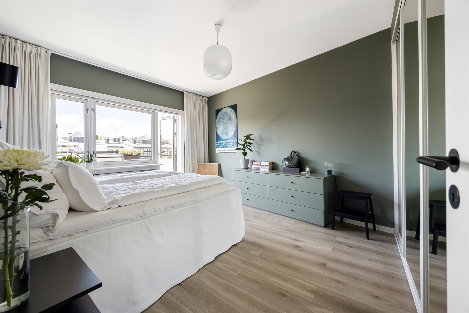 Leiligheten ble pusset opp i 2015/2020 og holder gjennomgående, god standard. Galleribilde