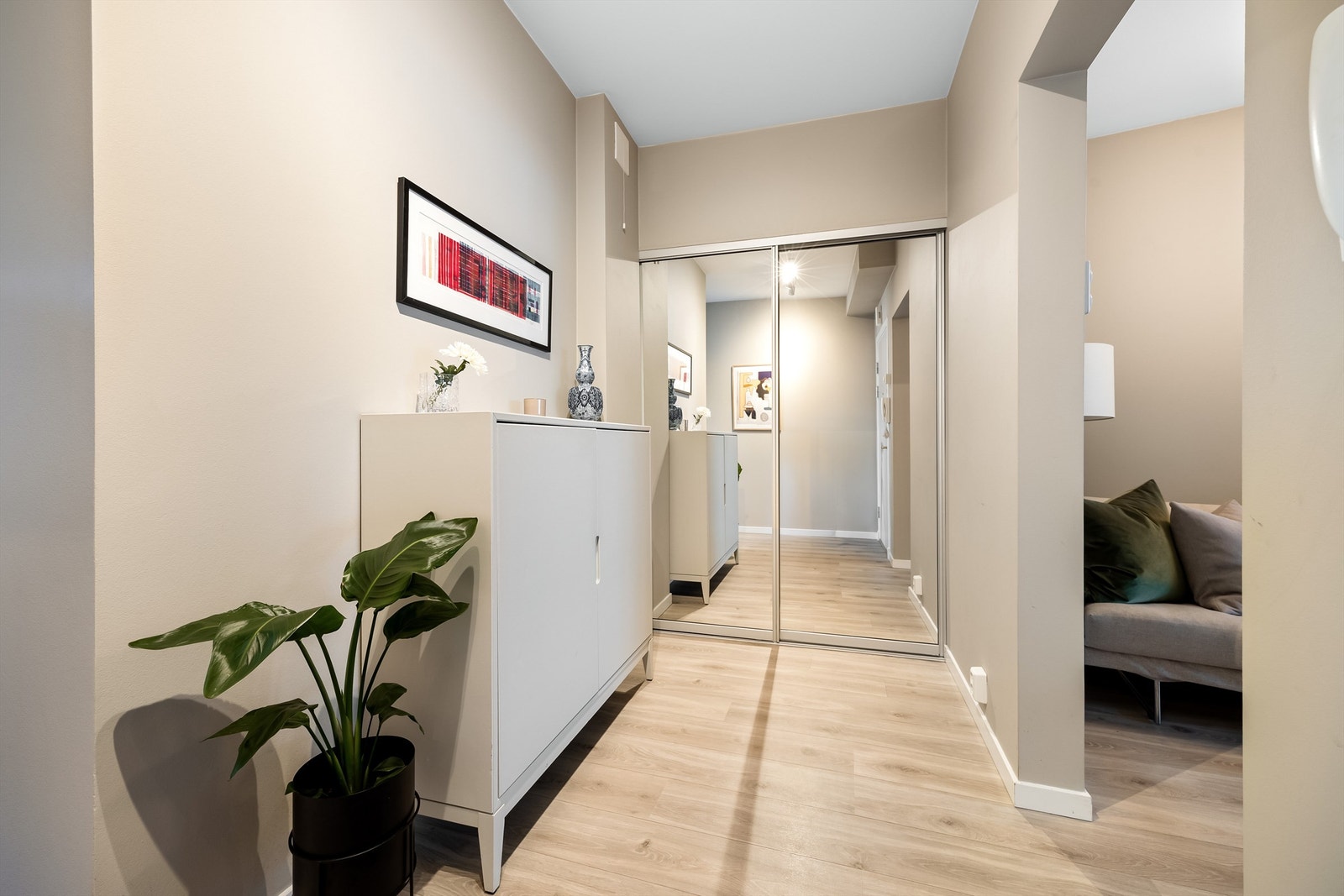 Entréen er innredet med stor skyvedørsgarderobe som gir rom for oppbevaring. Galleribilde