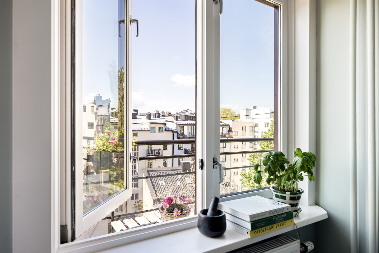 Leiligheten var store vindusflater mot rolig bakside. Galleribilde