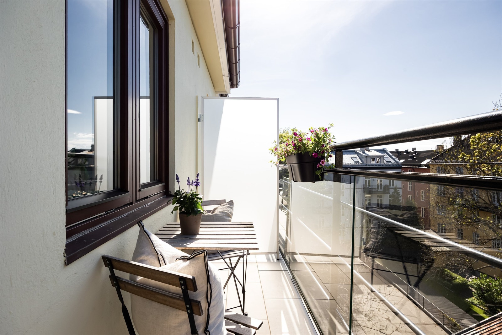 Balkongen er belagt med fliser og har rekkverk av glass/metallkonstruksjoner. Galleribilde