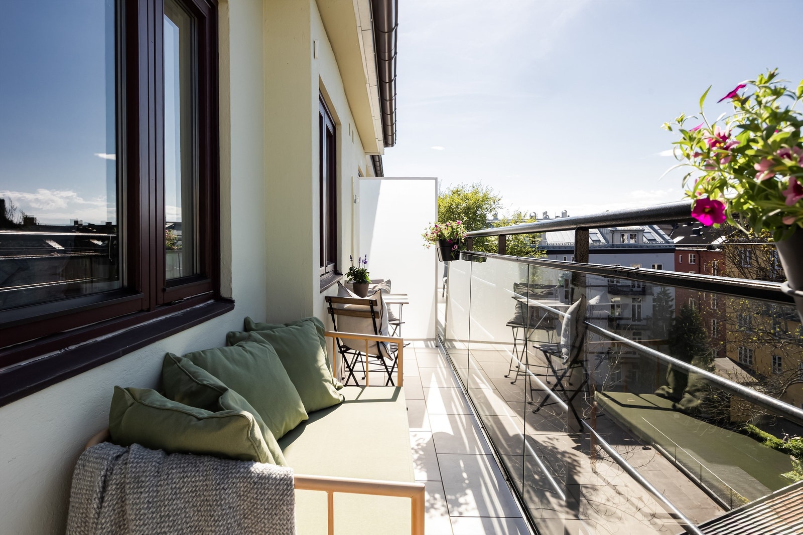 Balkongen vender mot rolig bakgård og ble utvidet og oppusset i 2019/2020. Her er det sol fra ca. kl. 14-21 sommerstid. Galleribilde